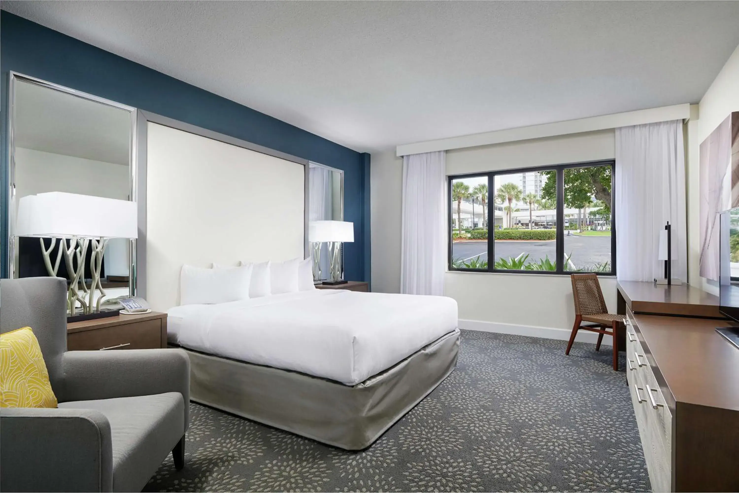 King Room with Roll-In Shower - Mobility Accessible in Bahia Mar Fort Lauderdale Beach - DoubleTree by Hilton King Room with Roll-In Shower - Mobility Accessible in Bahia Mar Fort Lauderdale Beach - DoubleTree by Hilton
