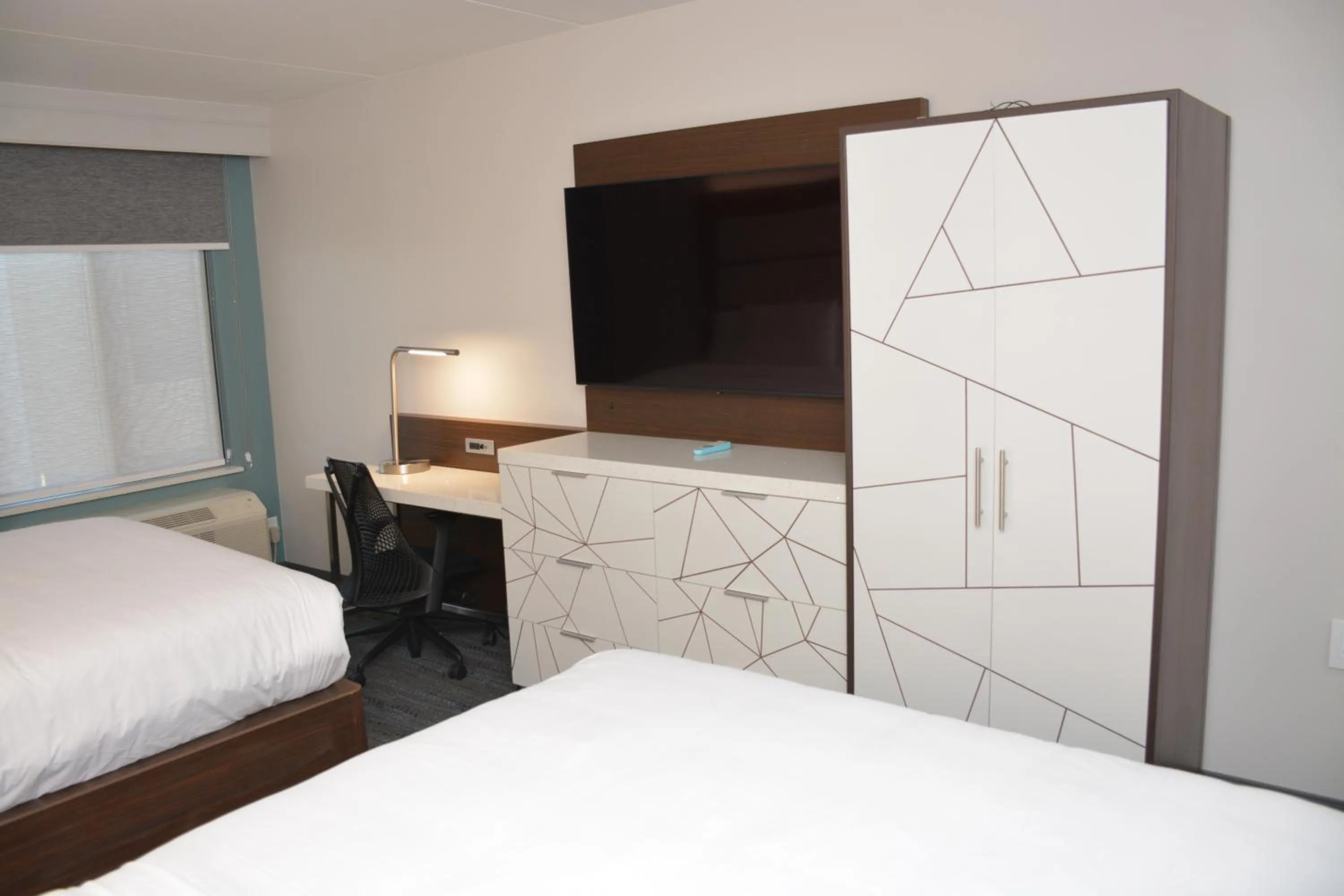 TV and multimedia, Bed in Four Points by Sheraton Fayetteville Fort Bragg