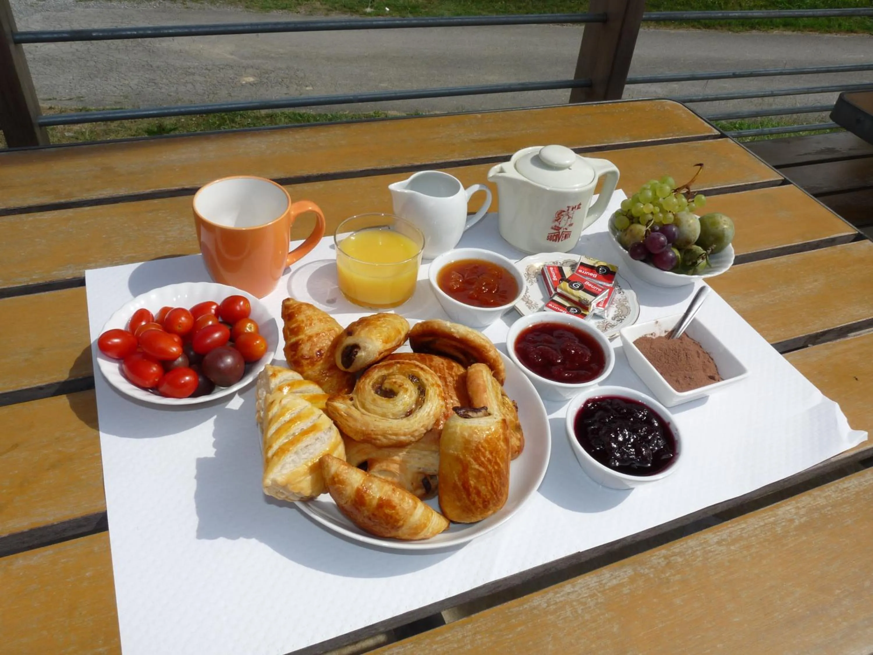 Breakfast in Chambres d hotes AZKENA