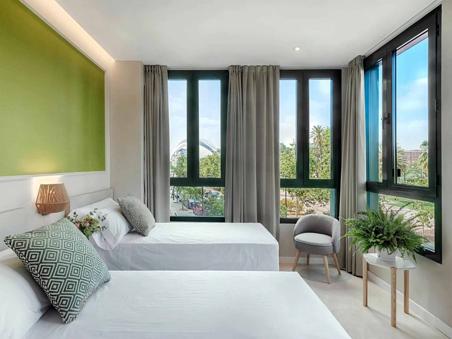 Photo of the whole room, Bed in Opera House Valencia B&B