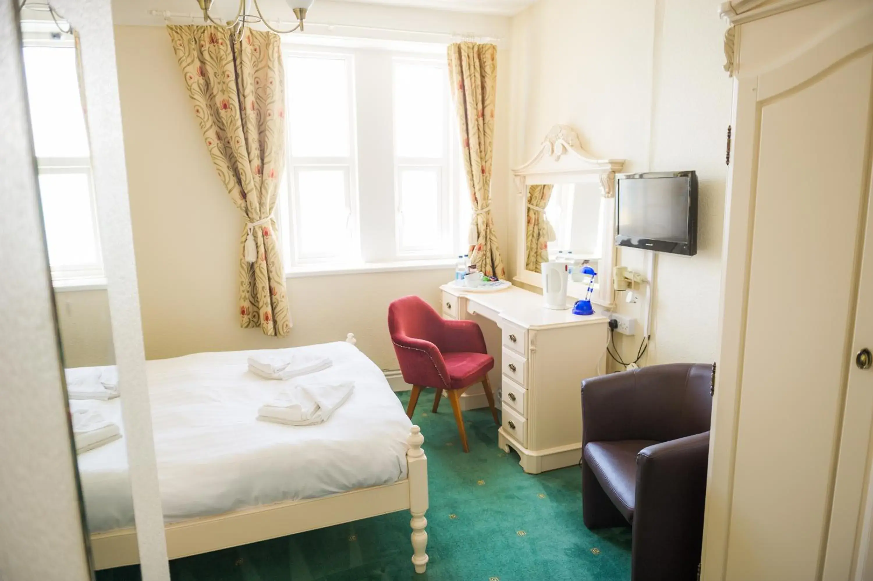 Photo of the whole room, Bed in Queensbridge Hotel Photo of the whole room, Bed in Queensbridge Hotel