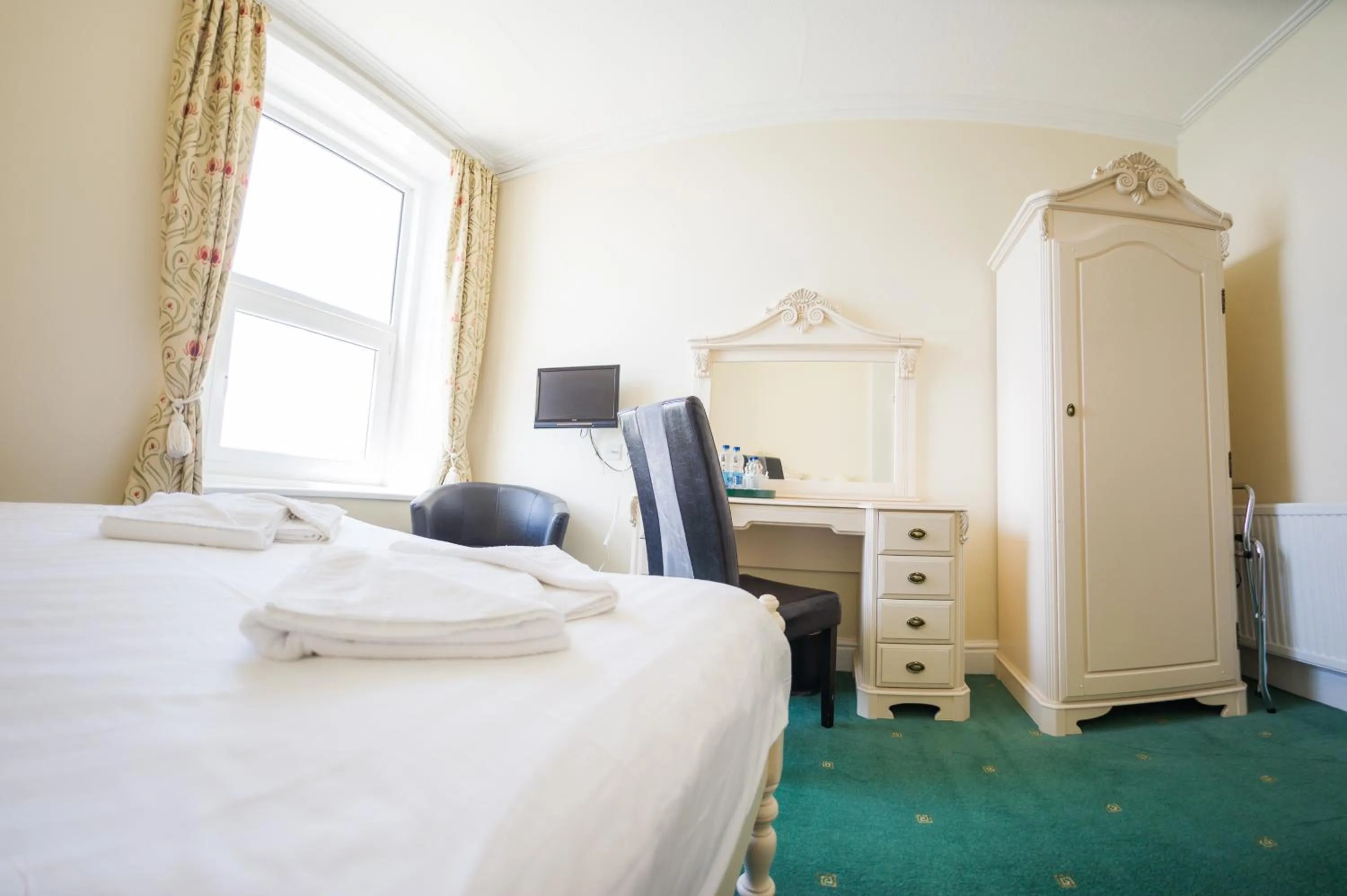 Bed in Queensbridge Hotel