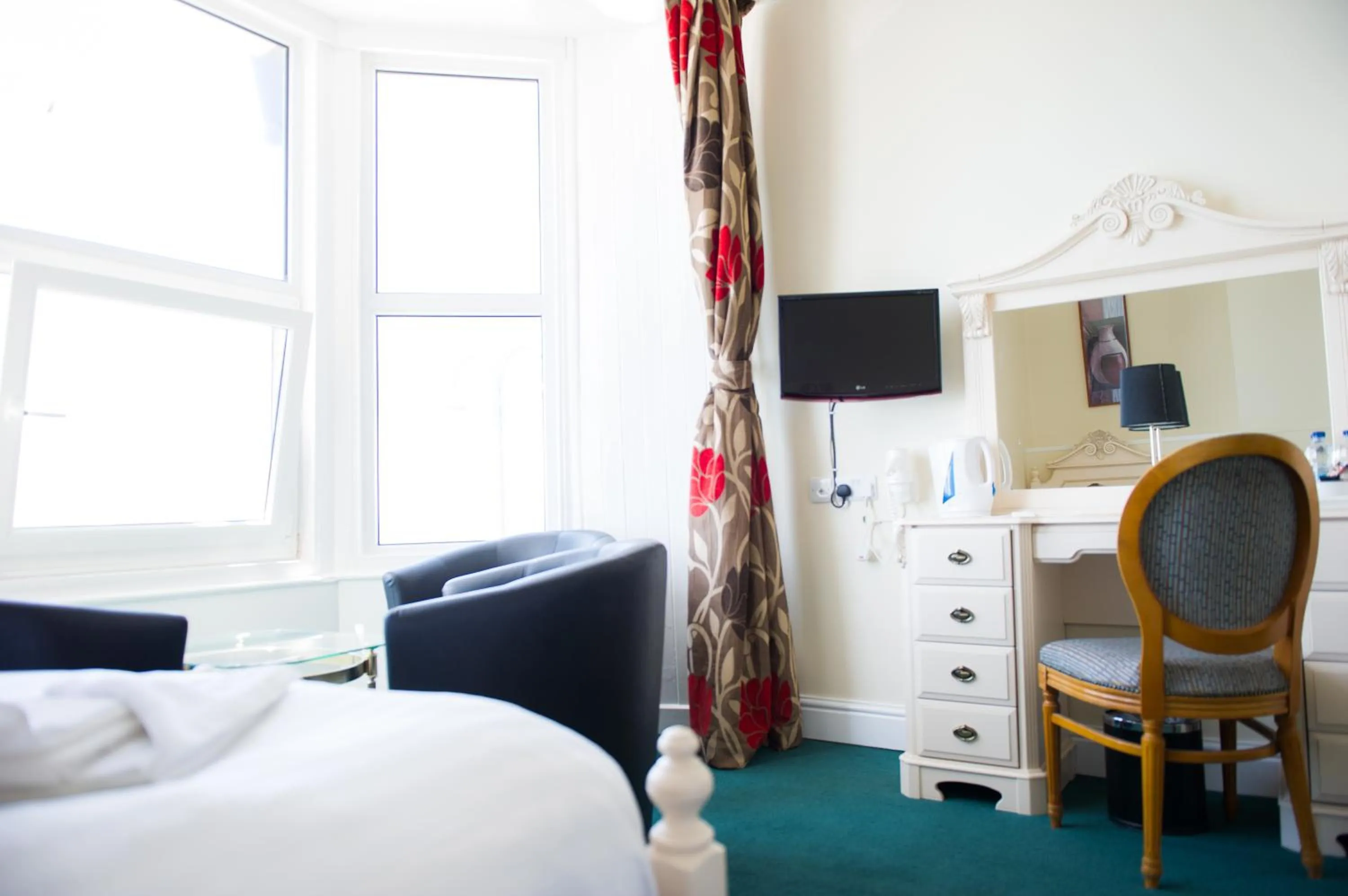 Photo of the whole room, Bed in Queensbridge Hotel