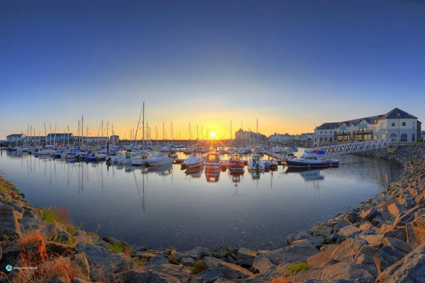 Area and facilities in Queensbridge Hotel