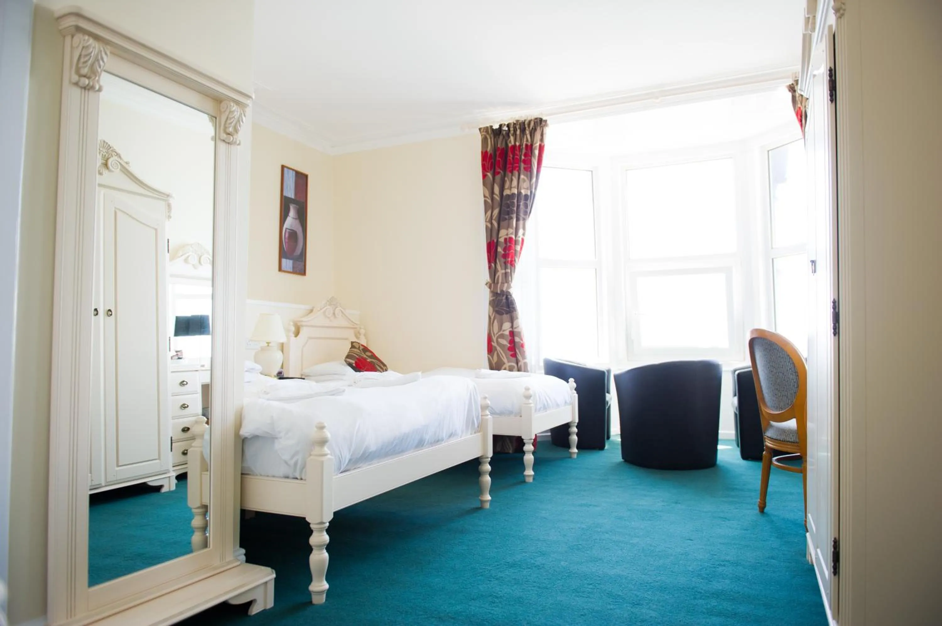 Bed in Queensbridge Hotel