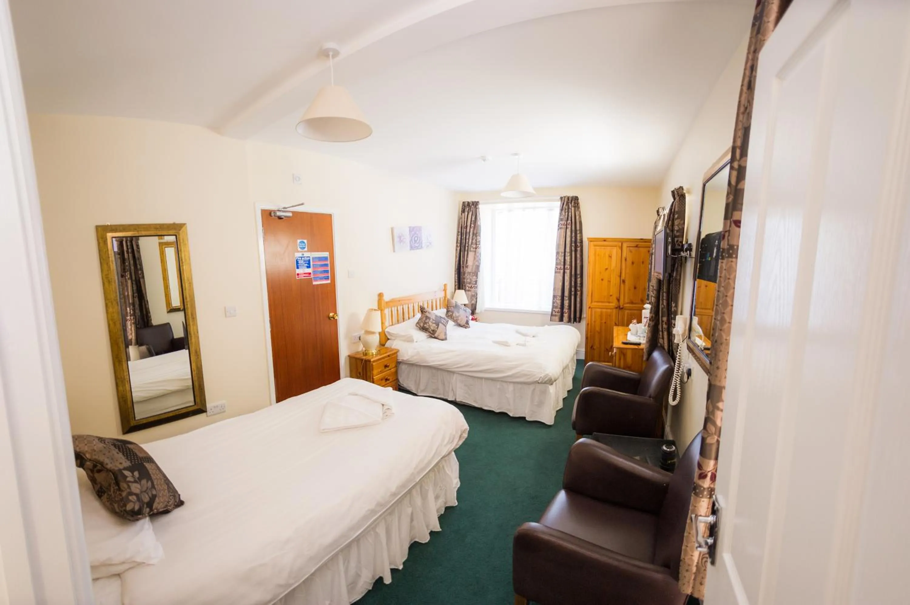 Photo of the whole room, Bed in Queensbridge Hotel