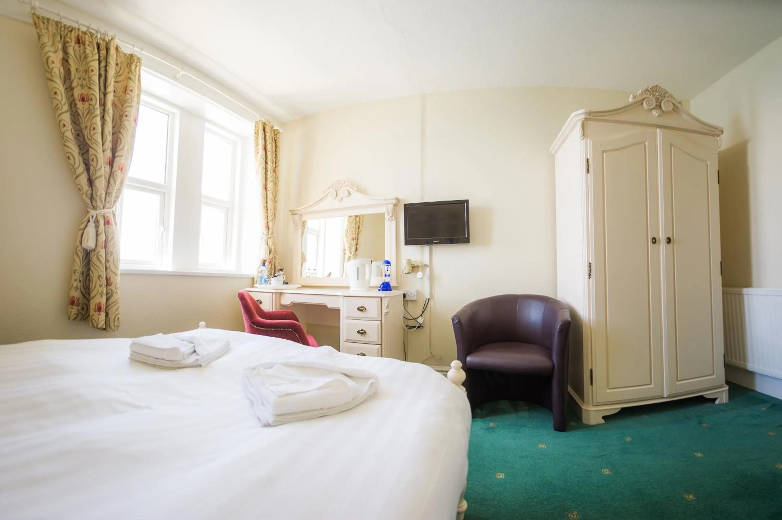 Bed in Queensbridge Hotel