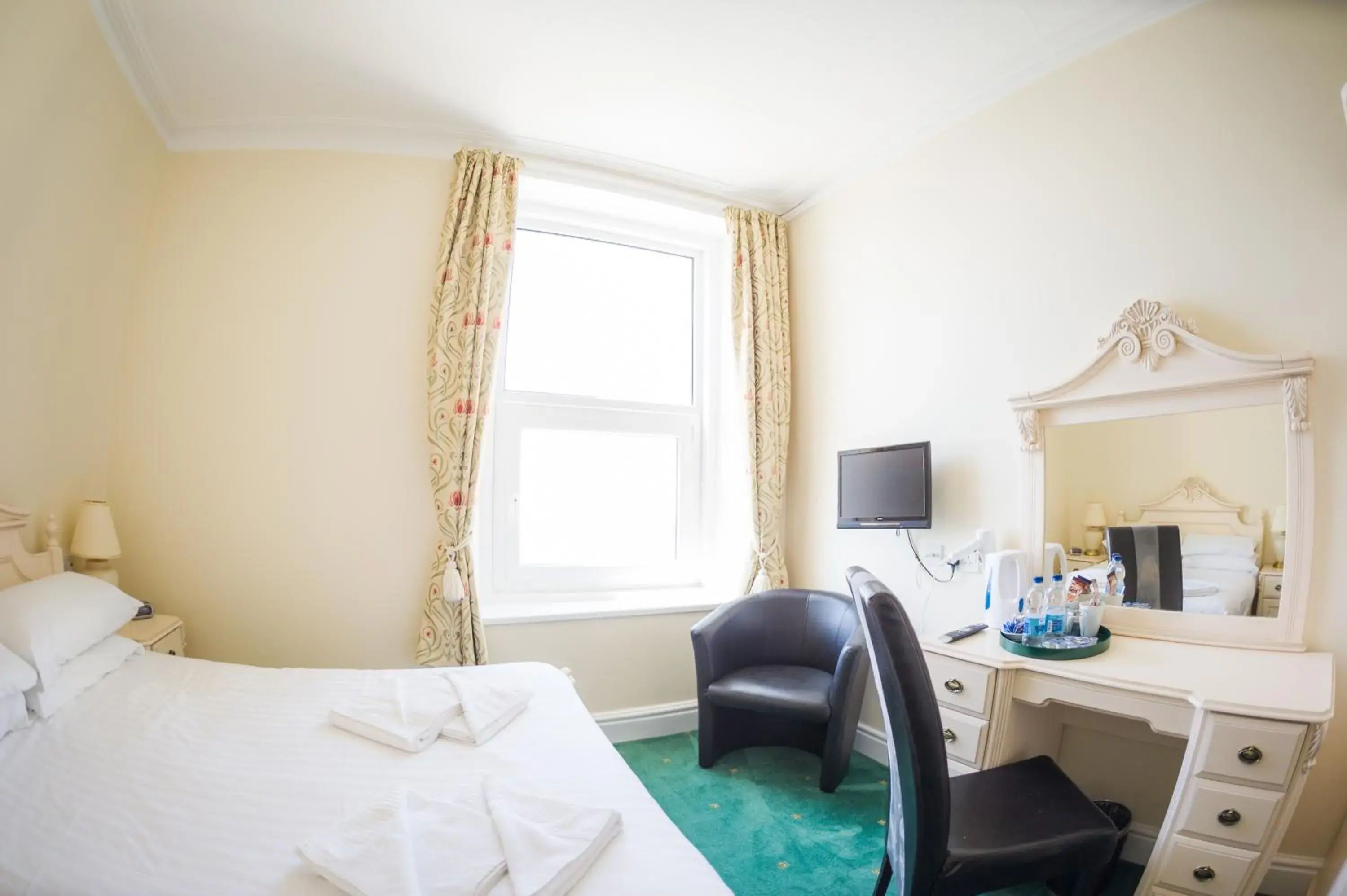 Photo of the whole room, Bed in Queensbridge Hotel Photo of the whole room, Bed in Queensbridge Hotel