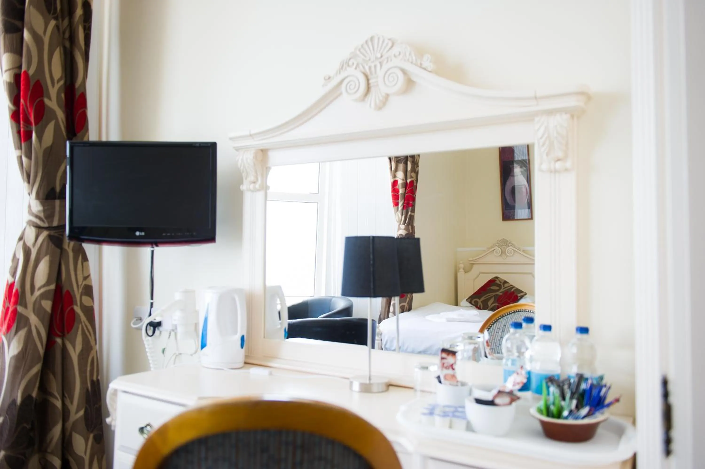 Photo of the whole room in Queensbridge Hotel