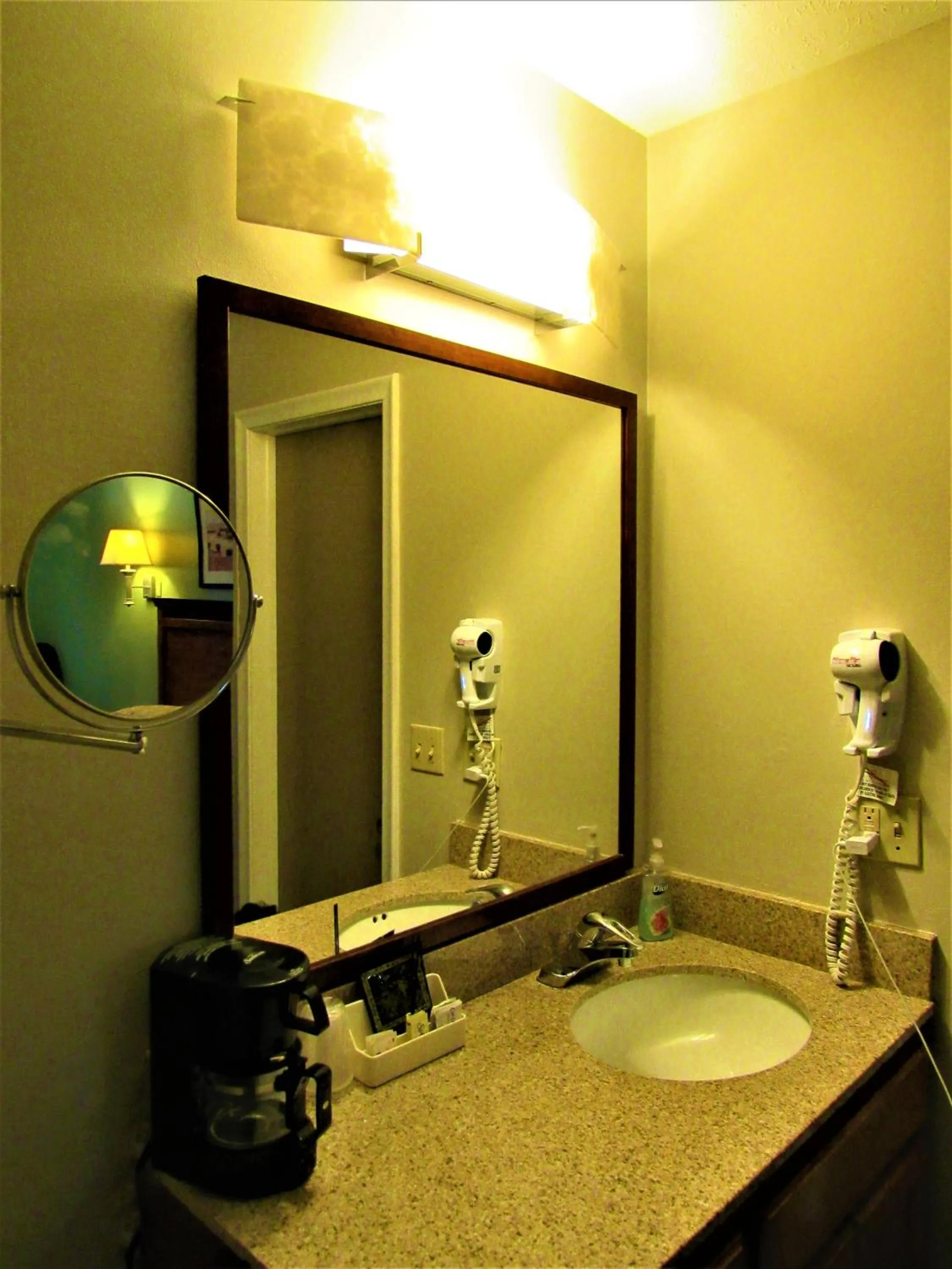 Coffee/tea facilities in Capri Motel