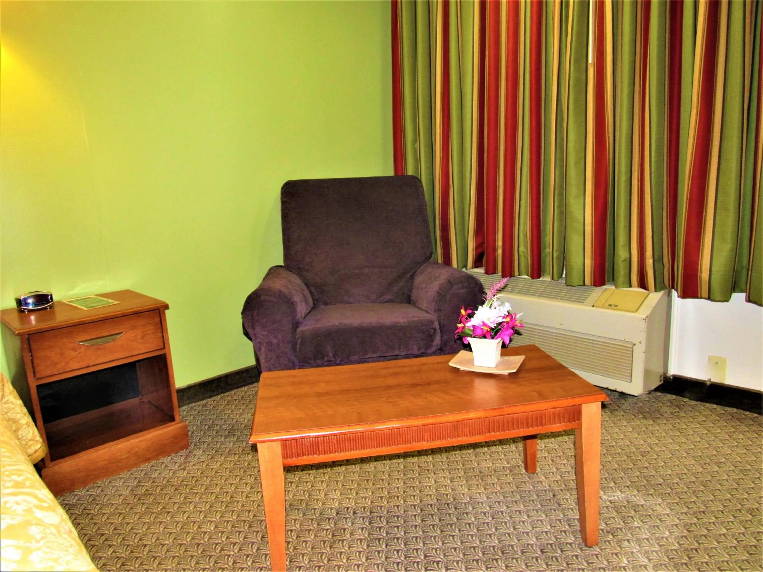 Seating area, Bed in Capri Motel