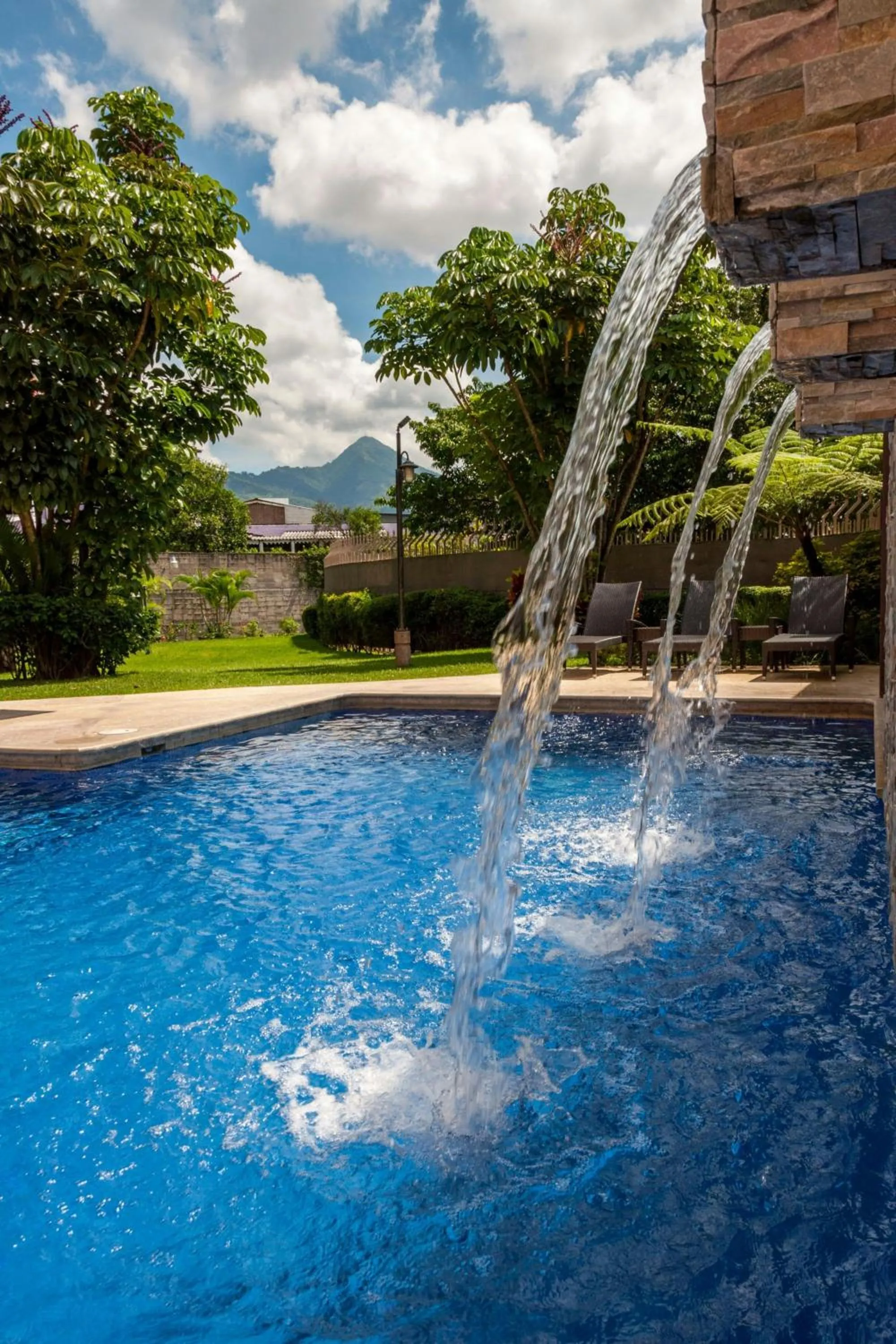 Swimming pool in Courtyard by Marriott San Salvador