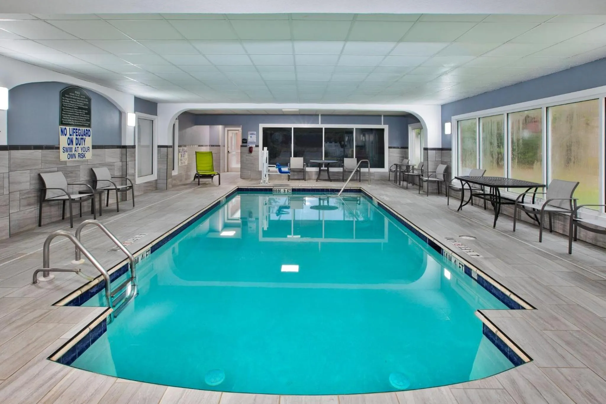 Swimming pool in Holiday Inn Express Hotel & Suites - Sumter by IHG