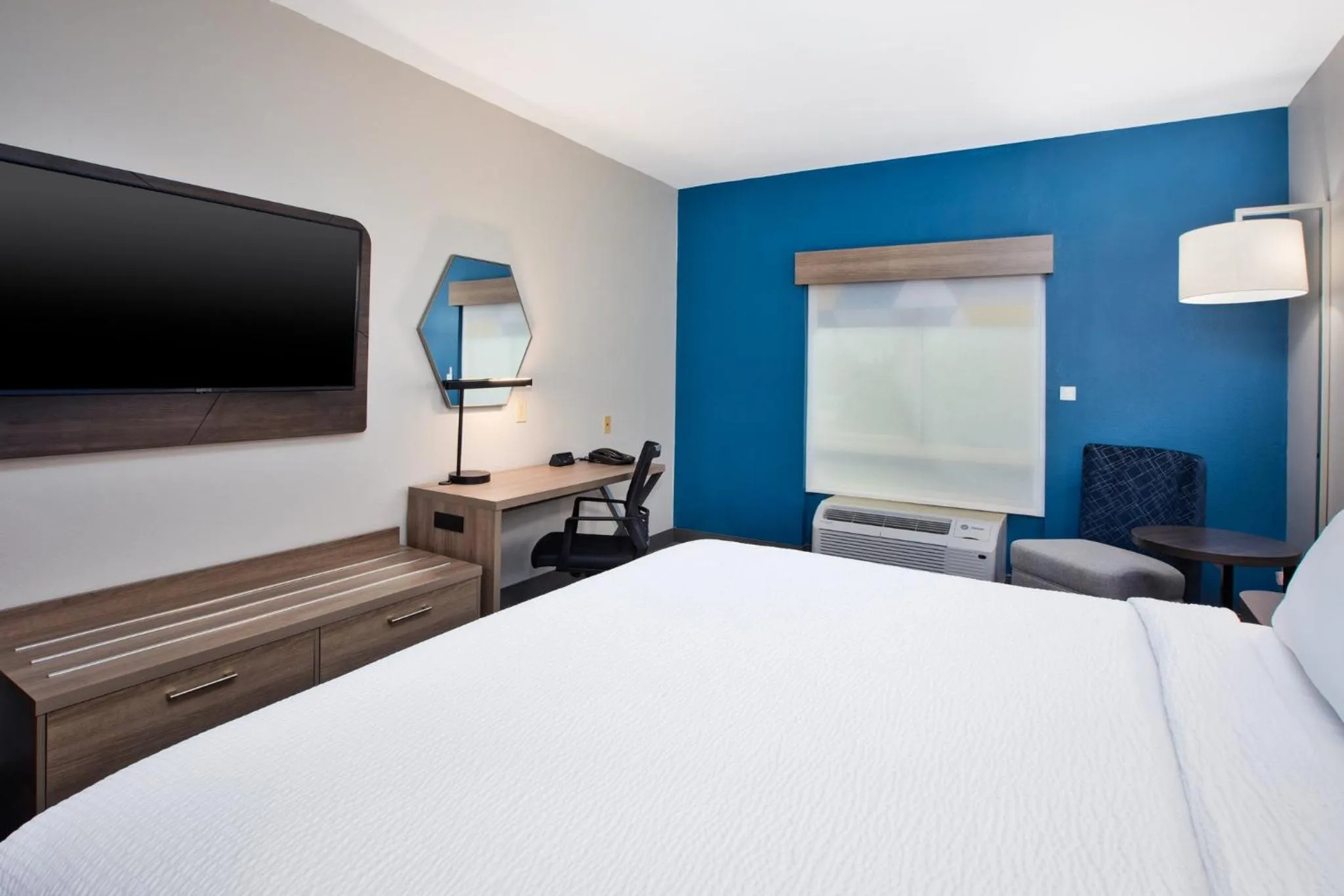 Photo of the whole room, Bed in Holiday Inn Express Hotel & Suites - Sumter by IHG