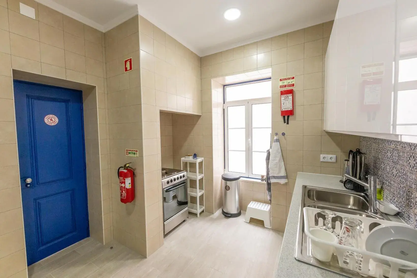 Communal kitchen in Help Yourself Hostels - Parede Communal kitchen in Help Yourself Hostels - Parede