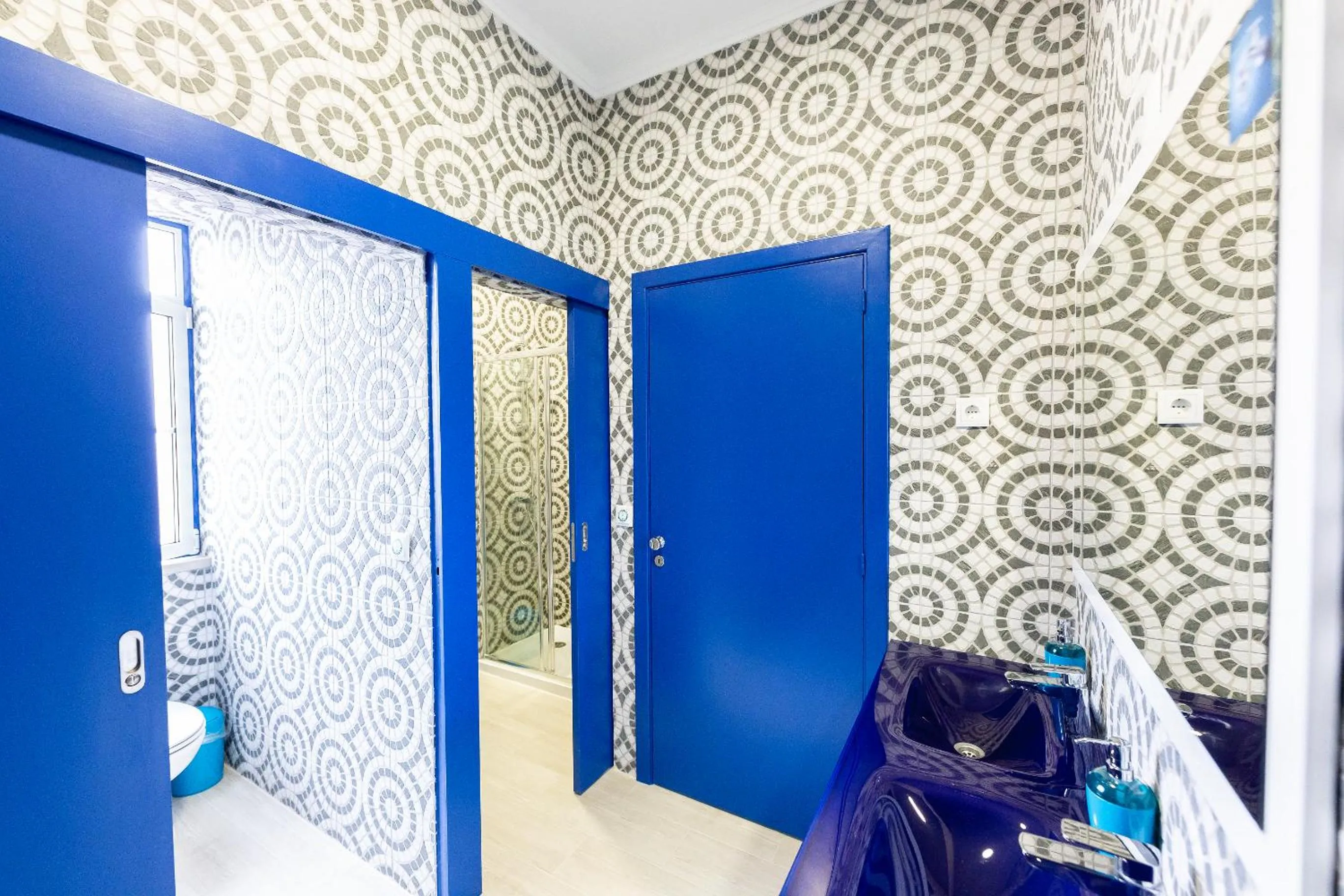 Toilet in Help Yourself Hostels - Parede