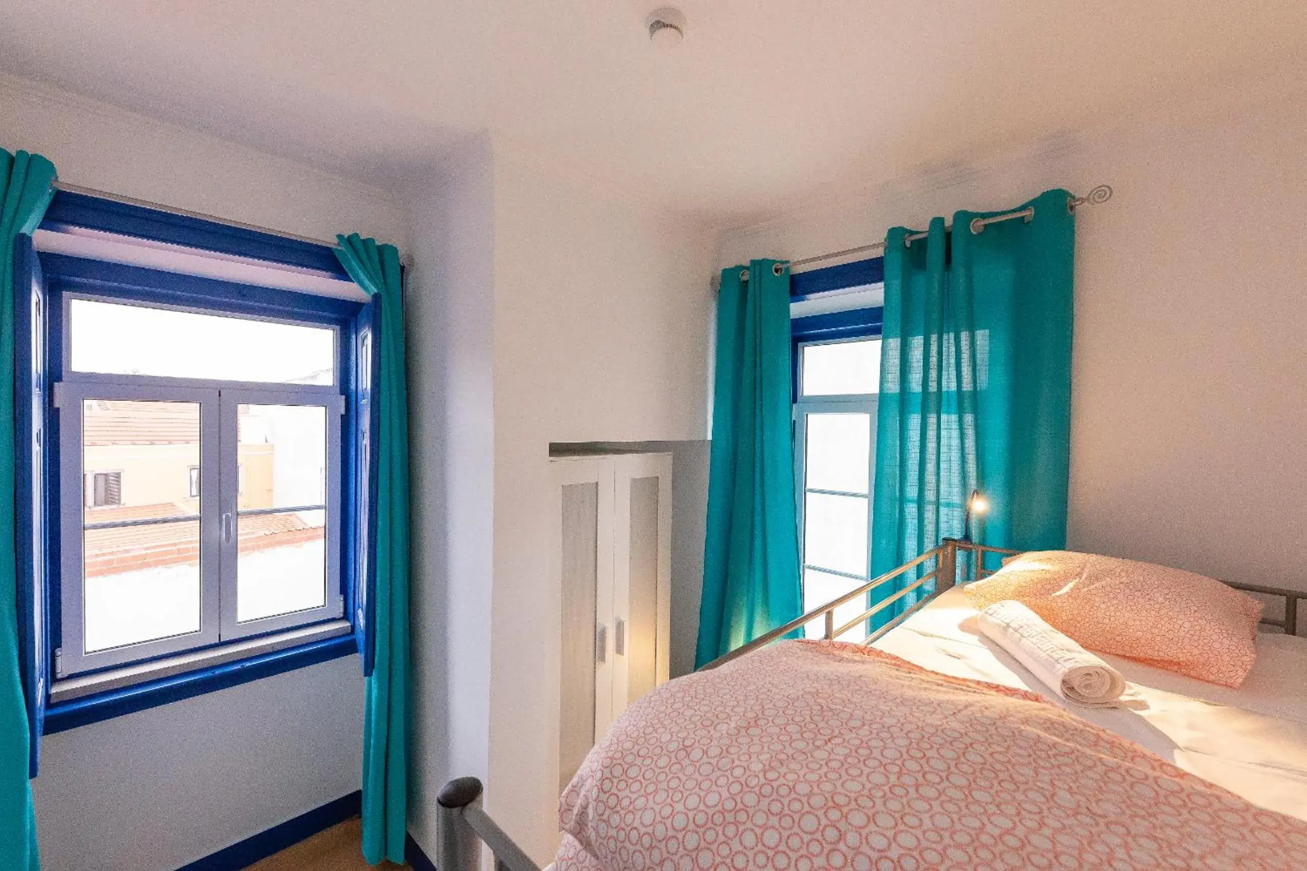 Bed in Help Yourself Hostels - Parede Bed in Help Yourself Hostels - Parede