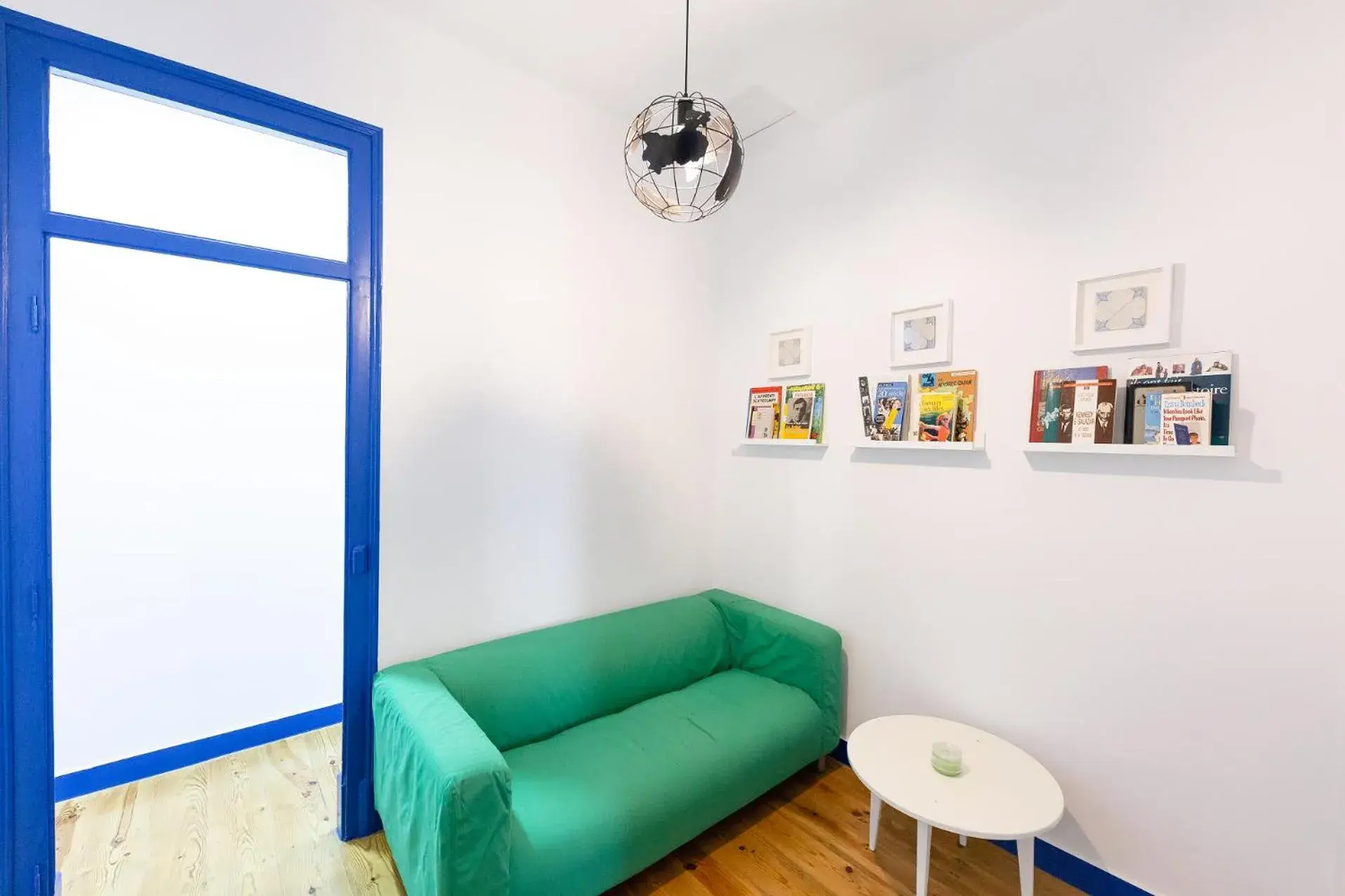 Living room in Help Yourself Hostels - Parede Living room in Help Yourself Hostels - Parede