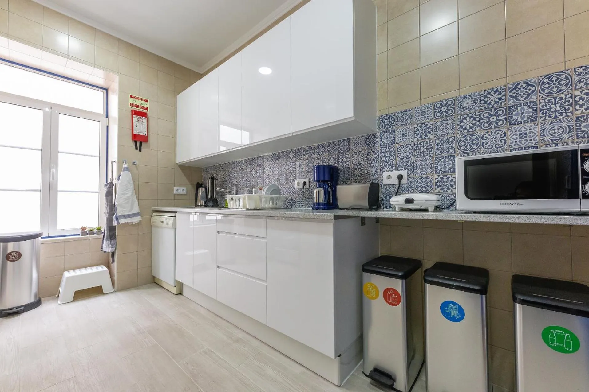 Communal kitchen in Help Yourself Hostels - Parede