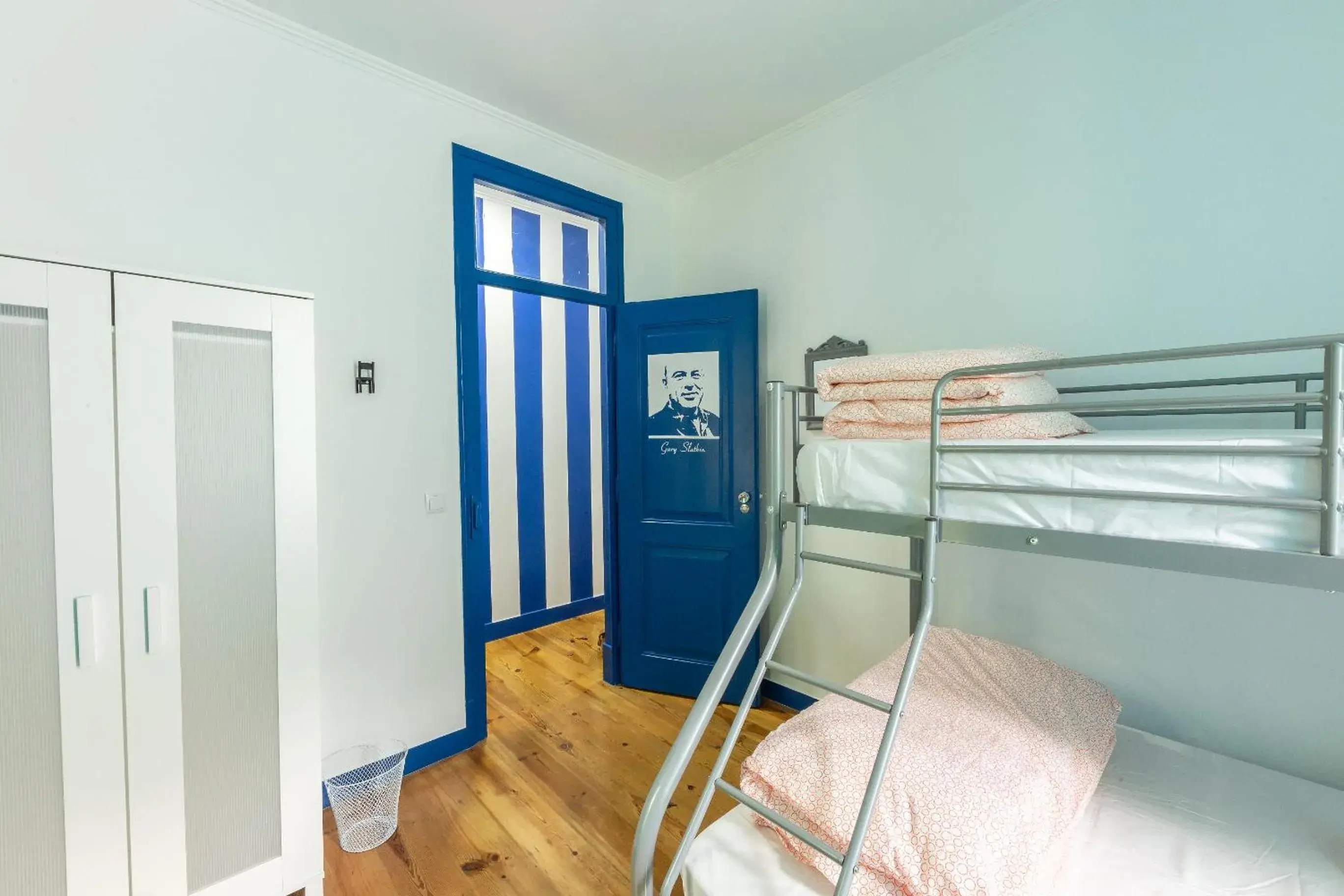 Bed in Help Yourself Hostels - Parede Bed in Help Yourself Hostels - Parede