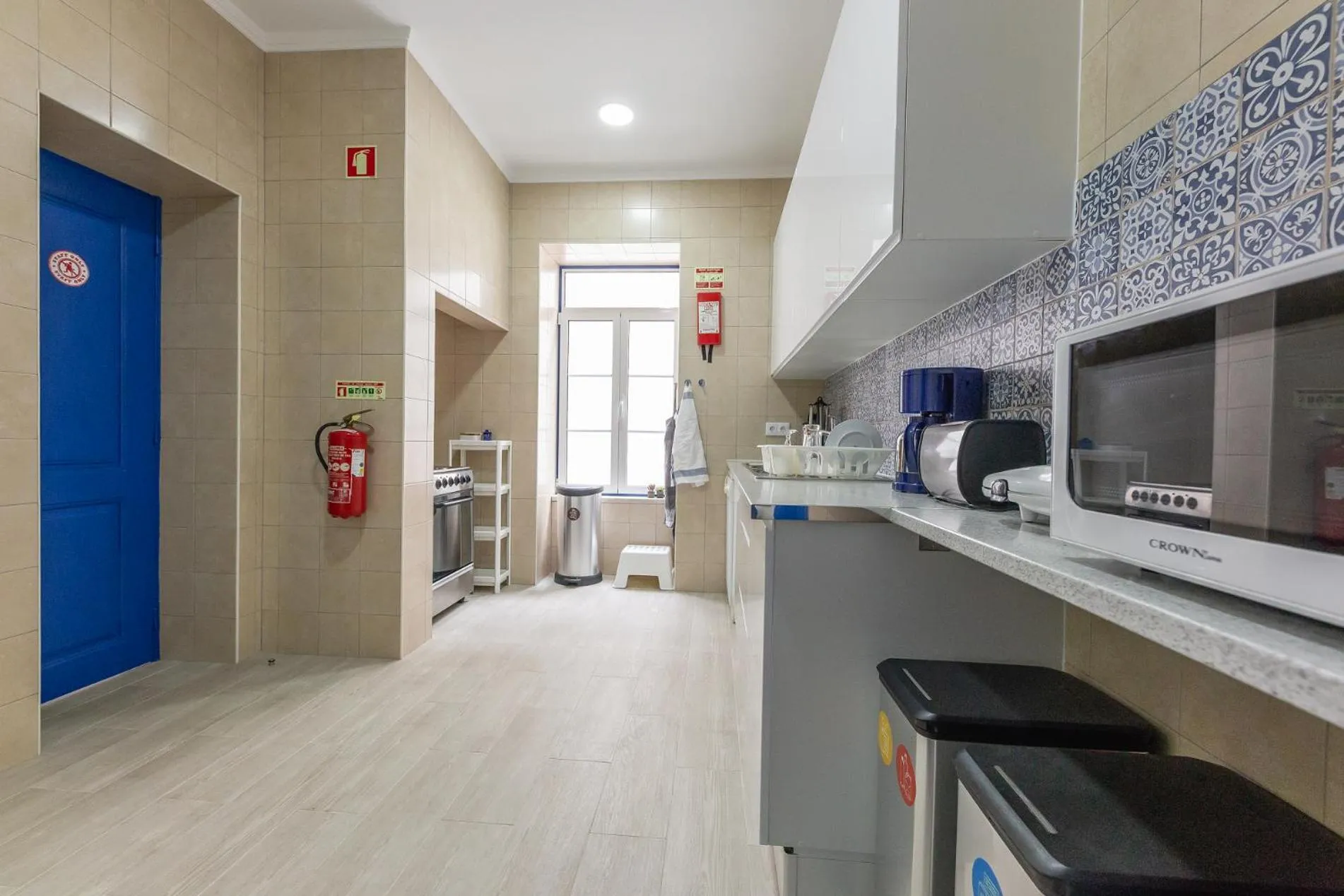Communal kitchen in Help Yourself Hostels - Parede