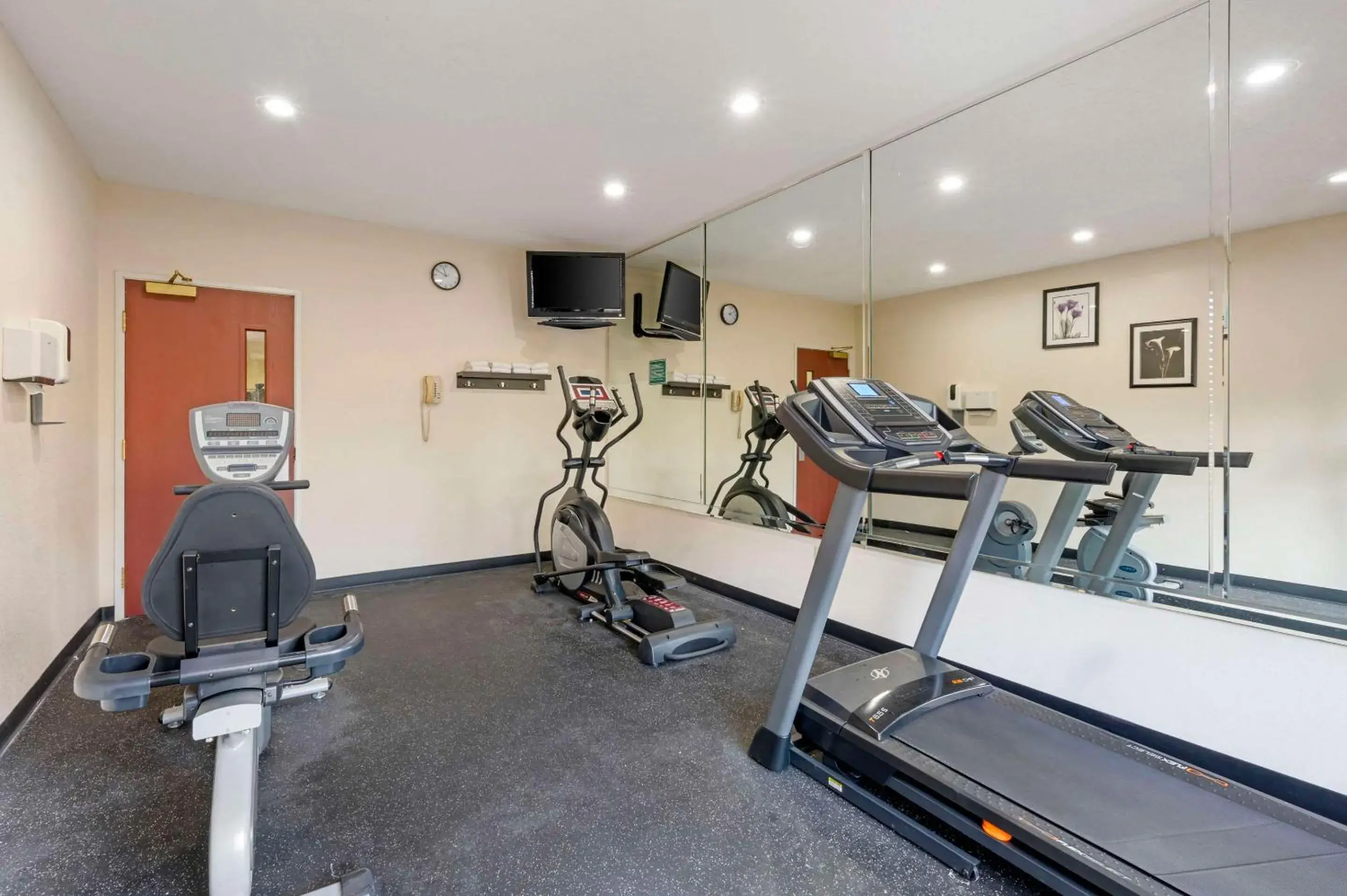 Fitness centre/facilities in Quality Suites Fitness centre/facilities in Quality Suites