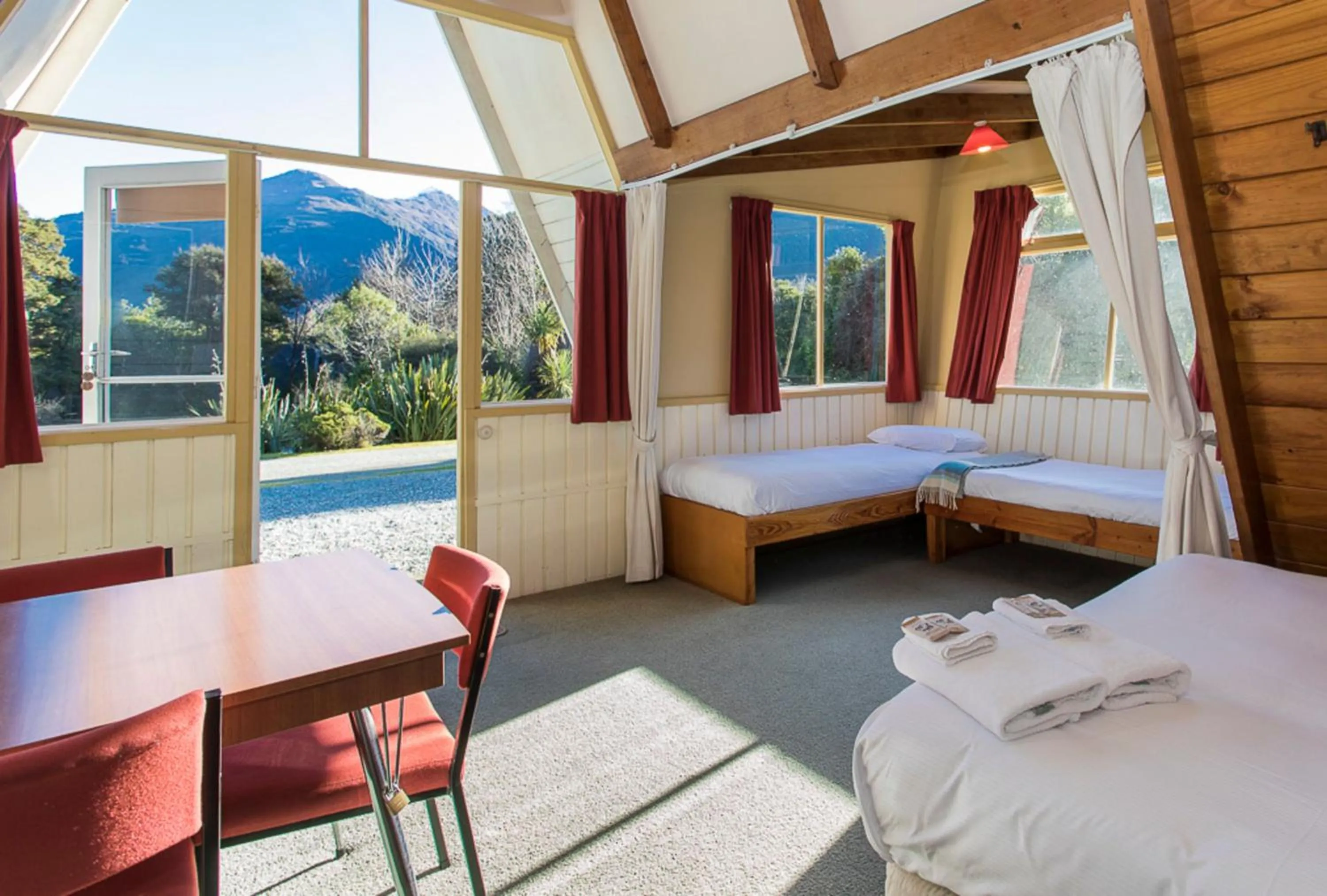 Living room, Bed in Wonderland Makarora Lodge