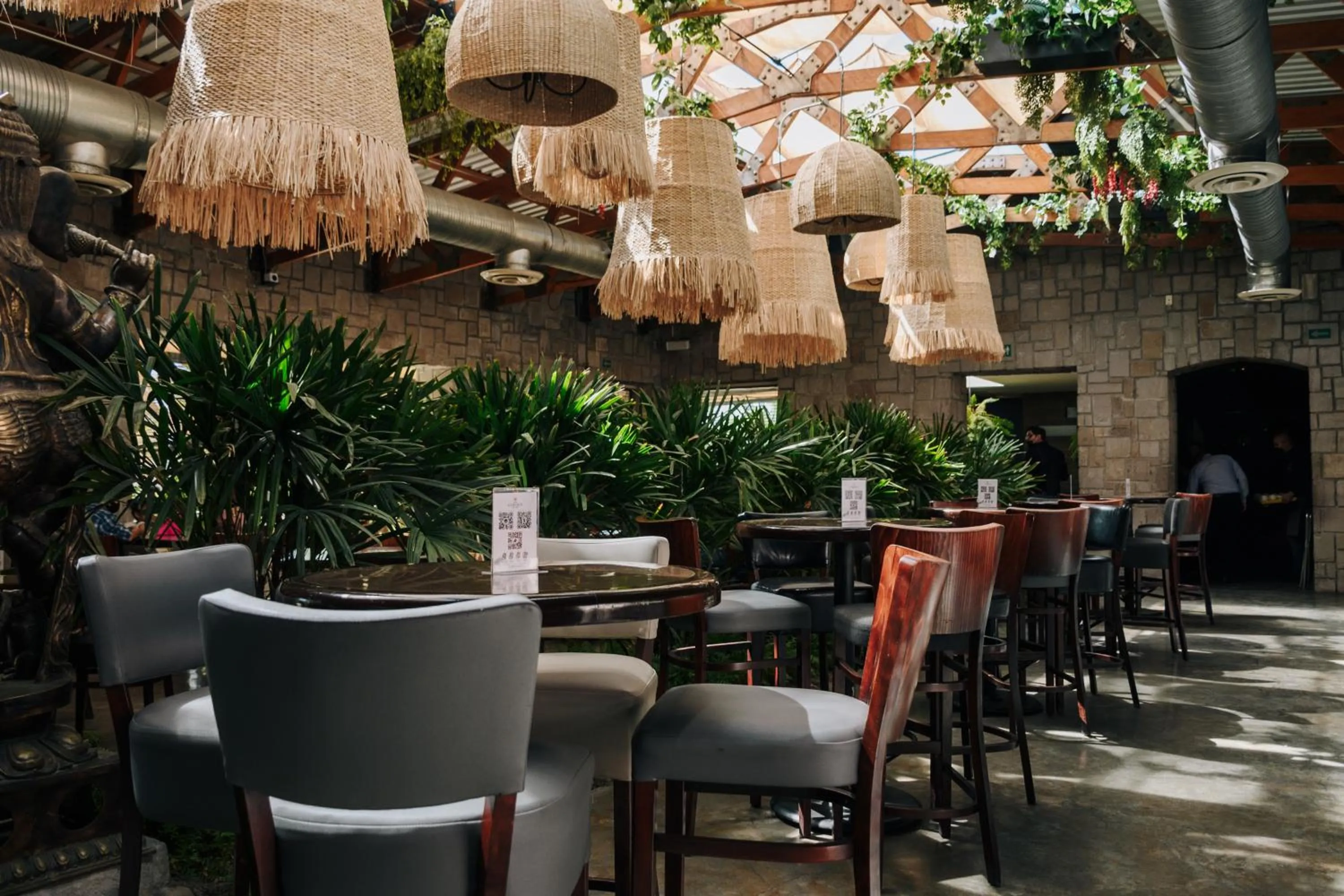 Restaurant/places to eat in Hotel Victoria Express