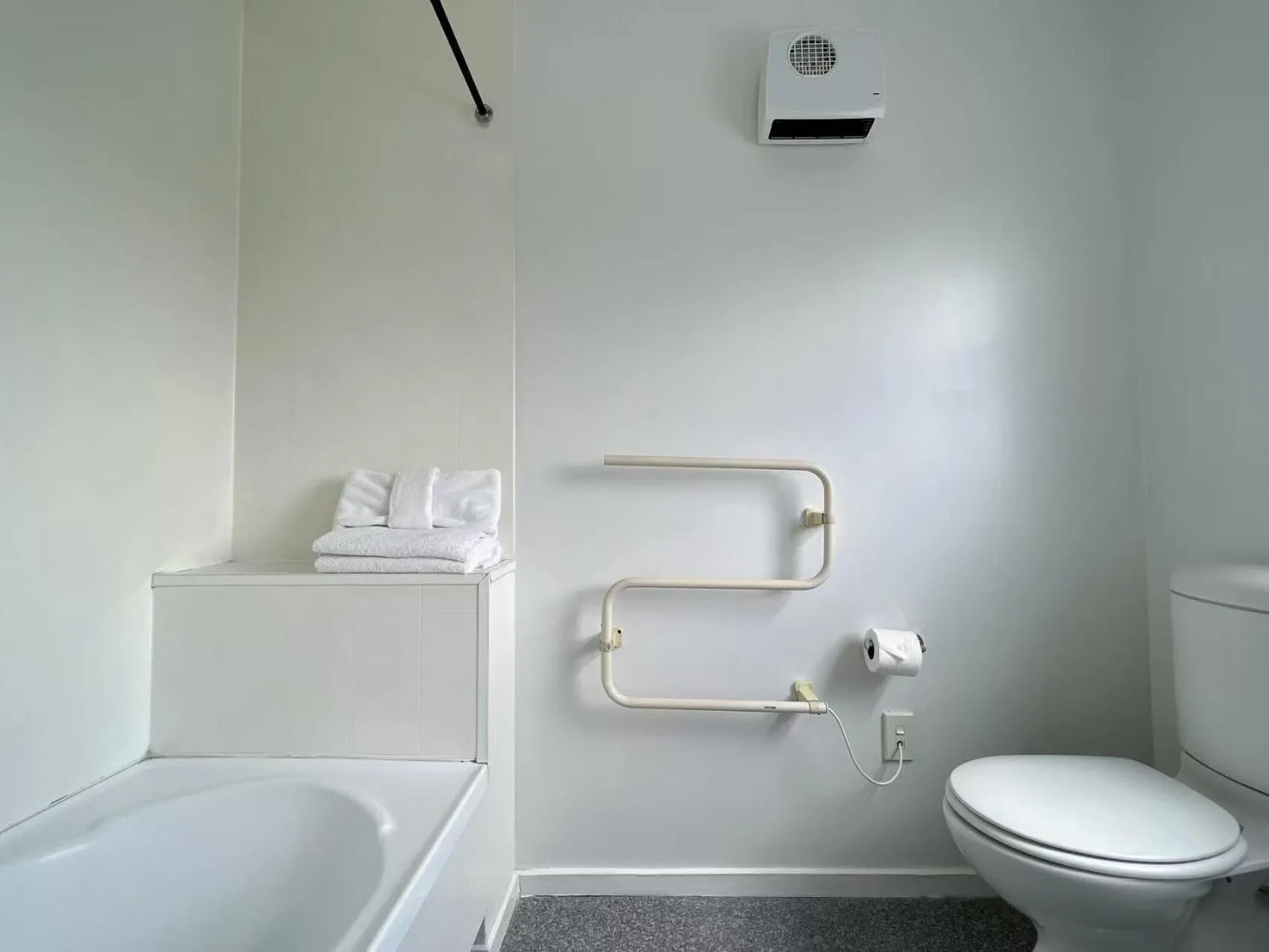 Bathroom in AAA Northlands Motel