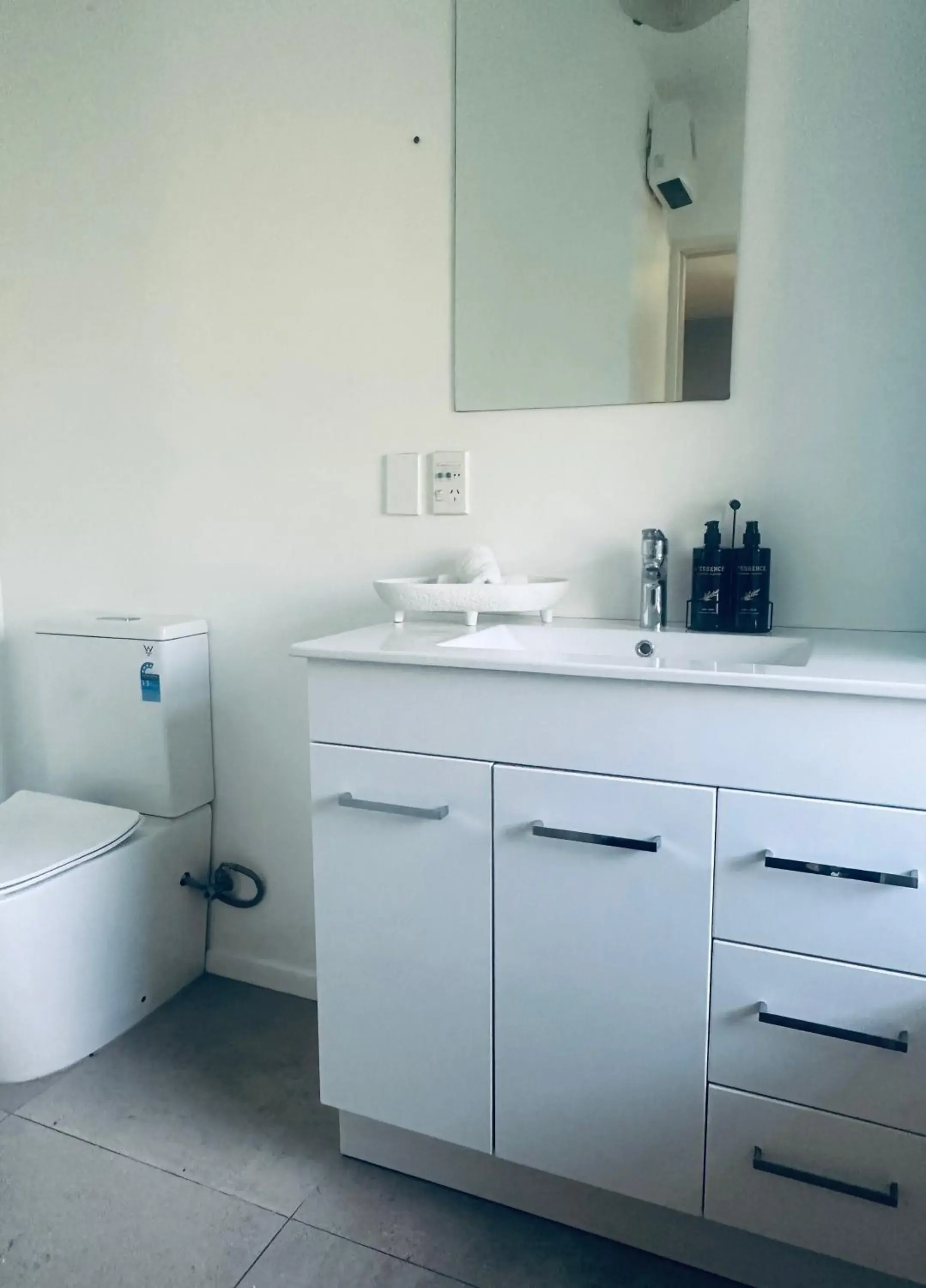 Toilet in AAA Northlands Motel Toilet in AAA Northlands Motel