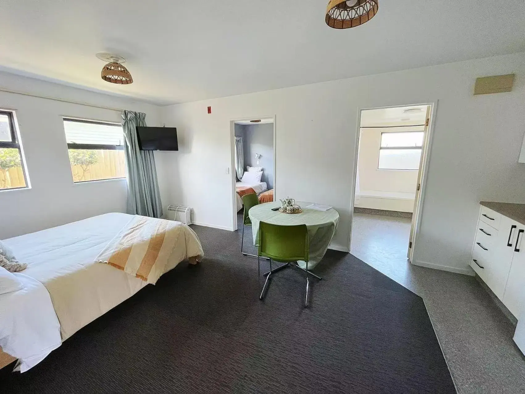 Living room, Bed in AAA Northlands Motel Living room, Bed in AAA Northlands Motel