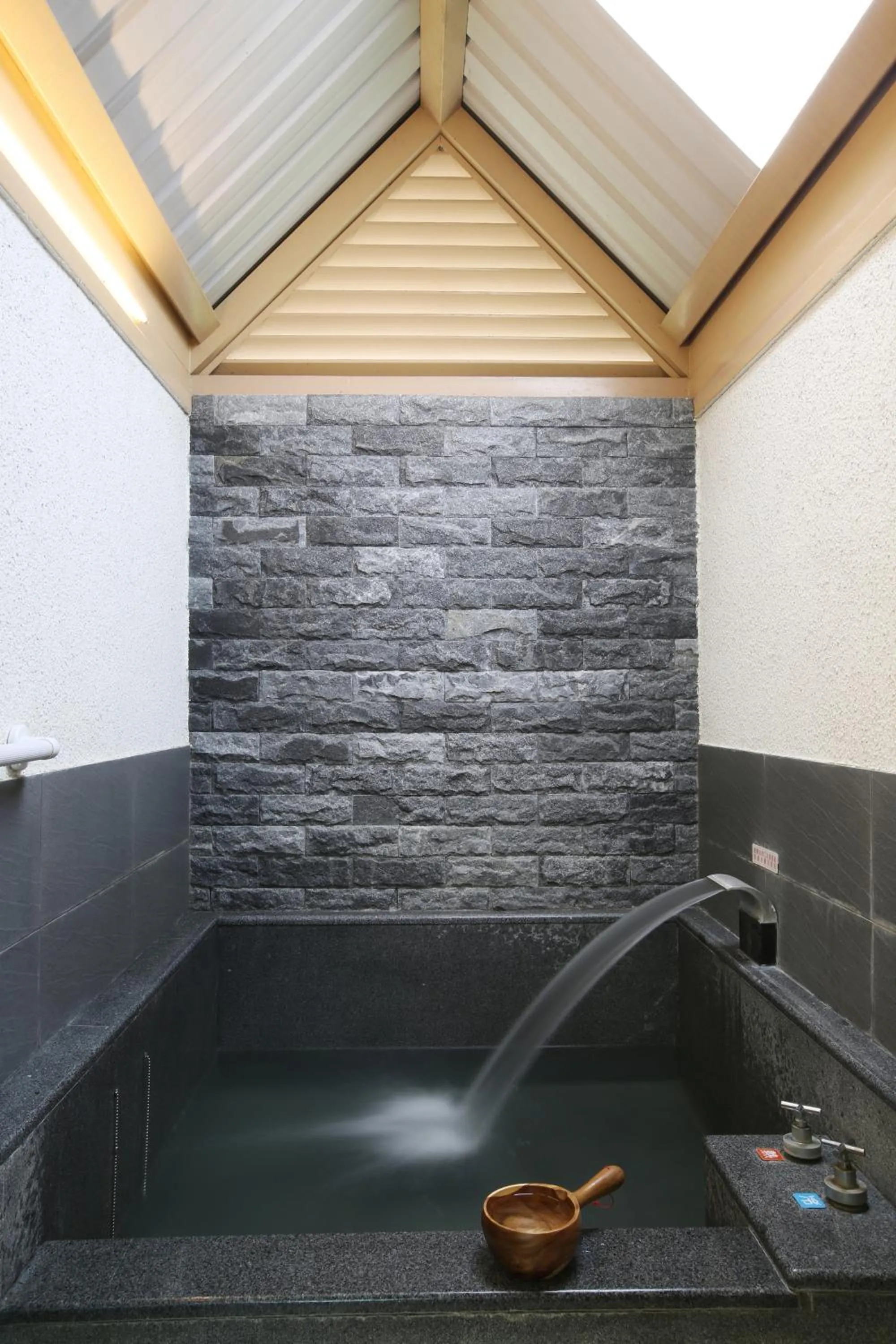 Hot Spring Bath in Long Shan Hotel