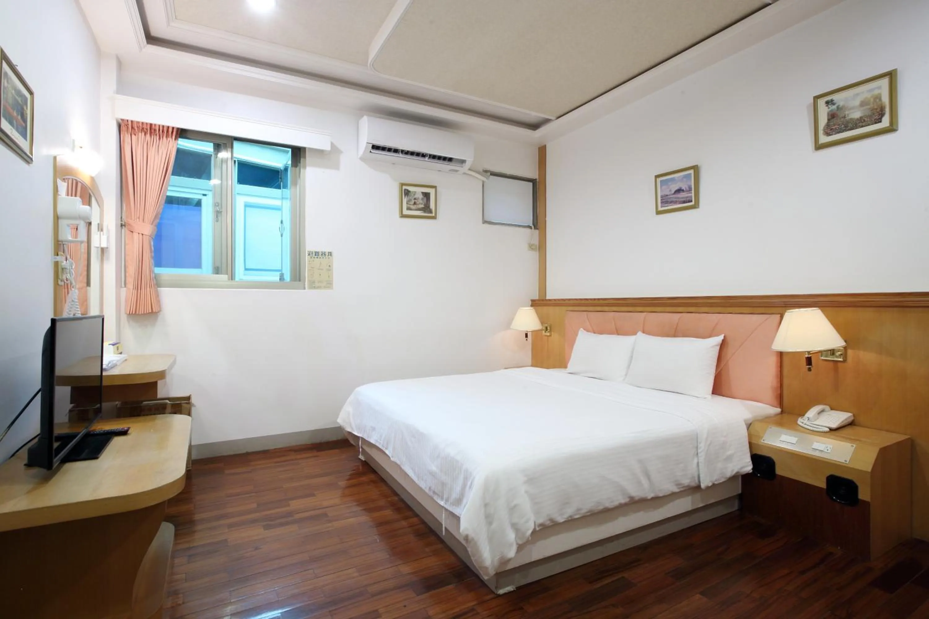 Bed in Long Shan Hotel