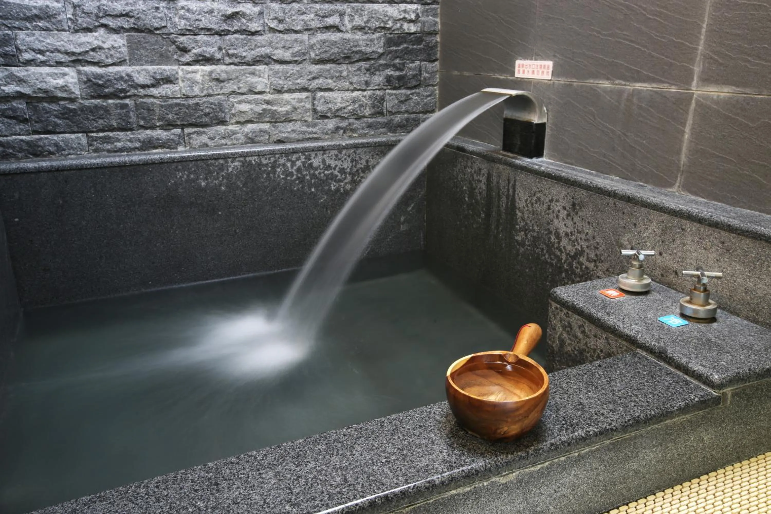 Hot Spring Bath in Long Shan Hotel