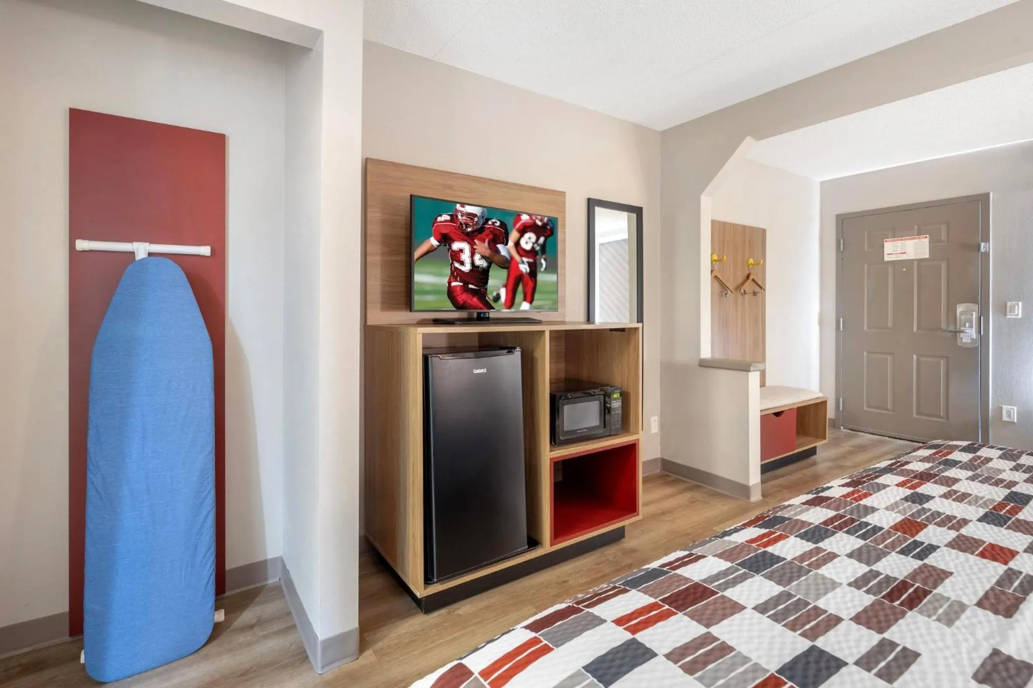 Photo of the whole room, Bed in Red Roof Inn Franklin, TN