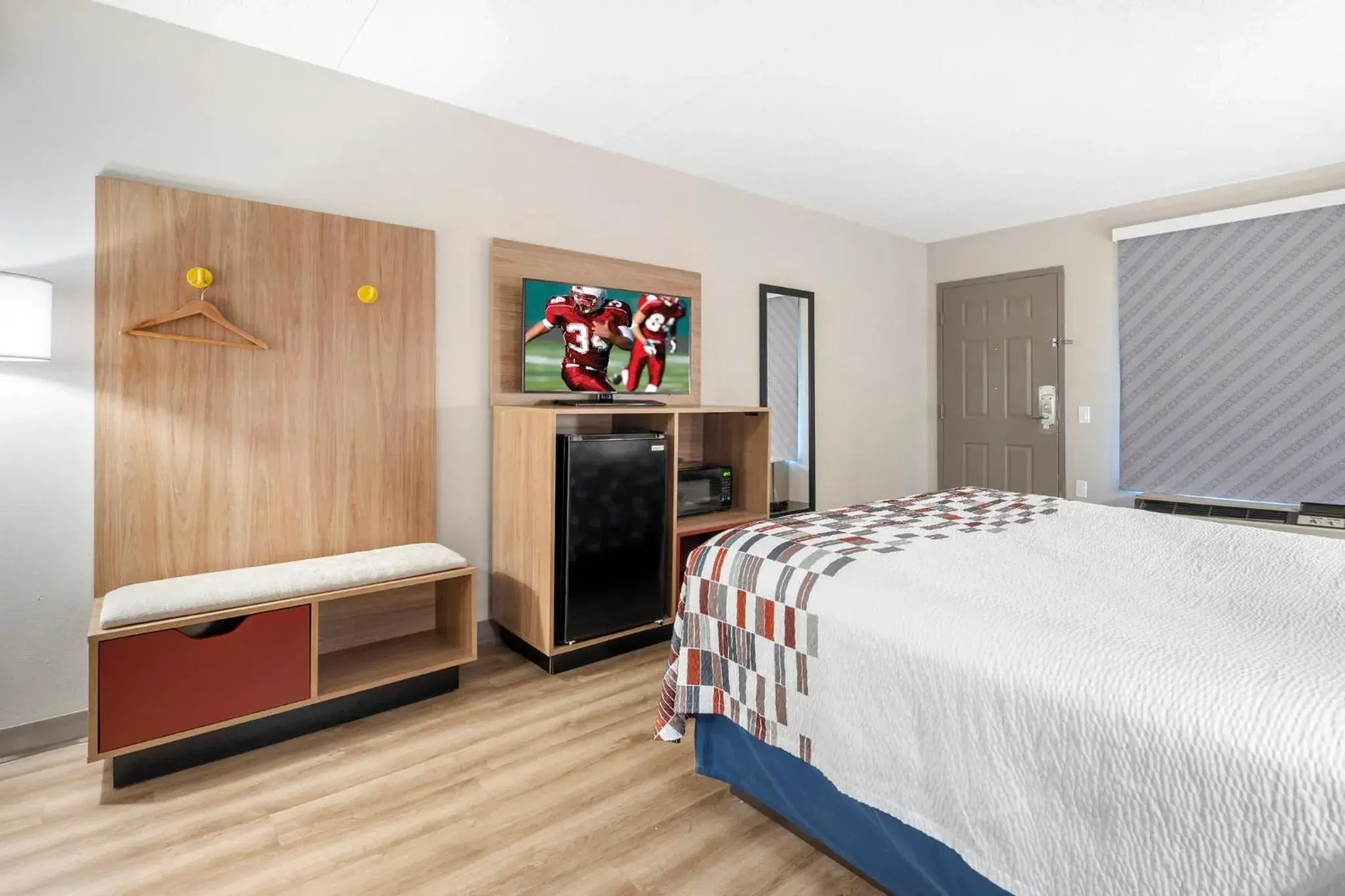 Deluxe Queen Room Disability Access Roll-In Shower Non-Smoking in Days Inn by Wyndham Franklin Nashville Deluxe Queen Room Disability Access Roll-In Shower Non-Smoking in Days Inn by Wyndham Franklin Nashville