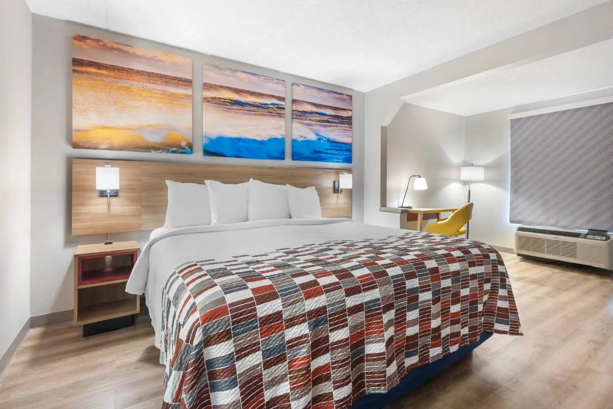 Deluxe King Room Non-Smoking in Days Inn by Wyndham Franklin Nashville Deluxe King Room Non-Smoking in Days Inn by Wyndham Franklin Nashville