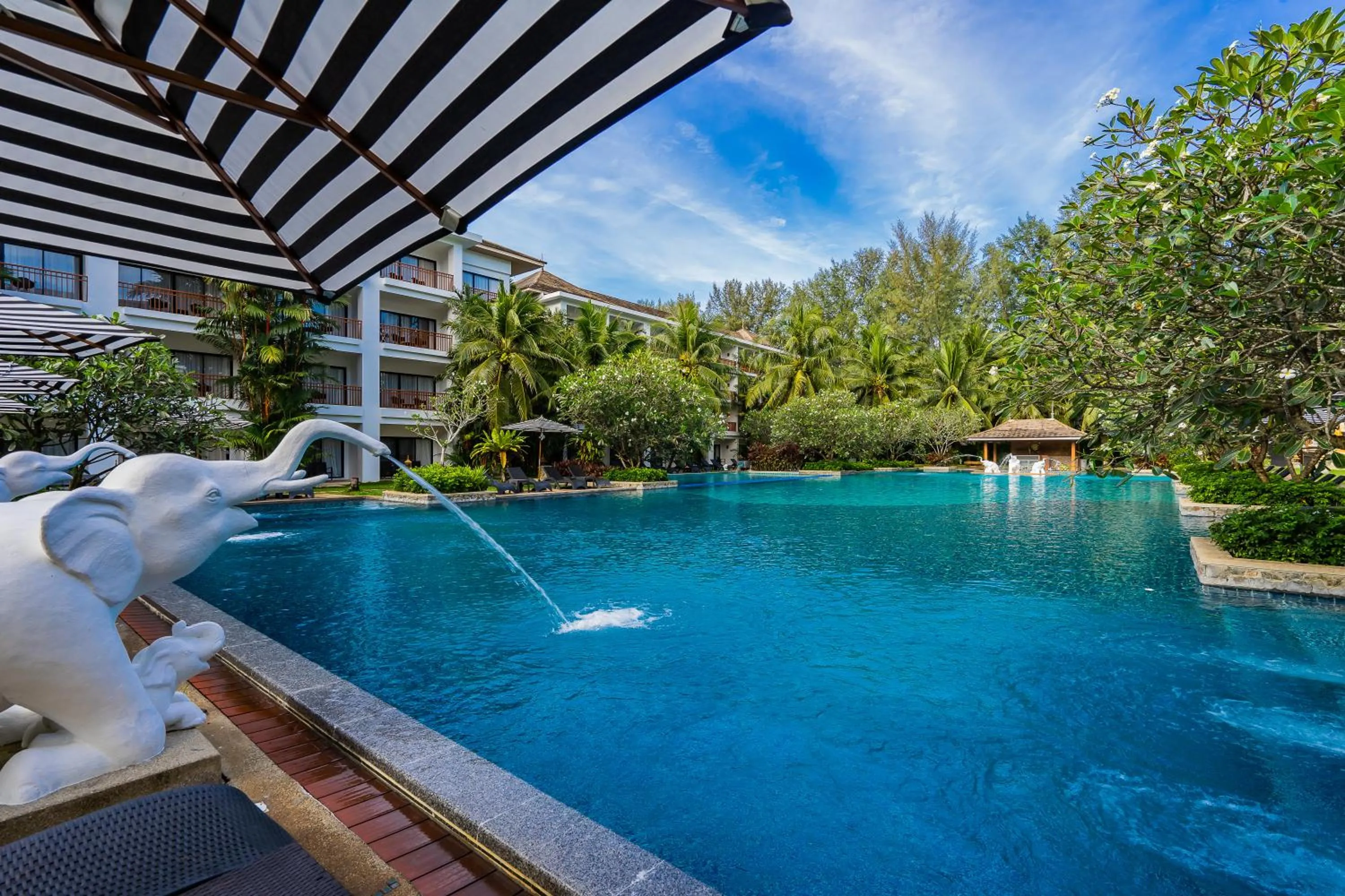 Naithonburi Beach Resort - SHA Extra Plus