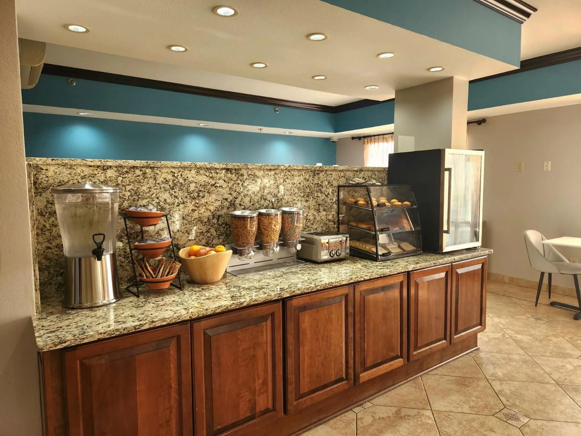 Breakfast in Days Inn by Wyndham Baton Rouge I-10