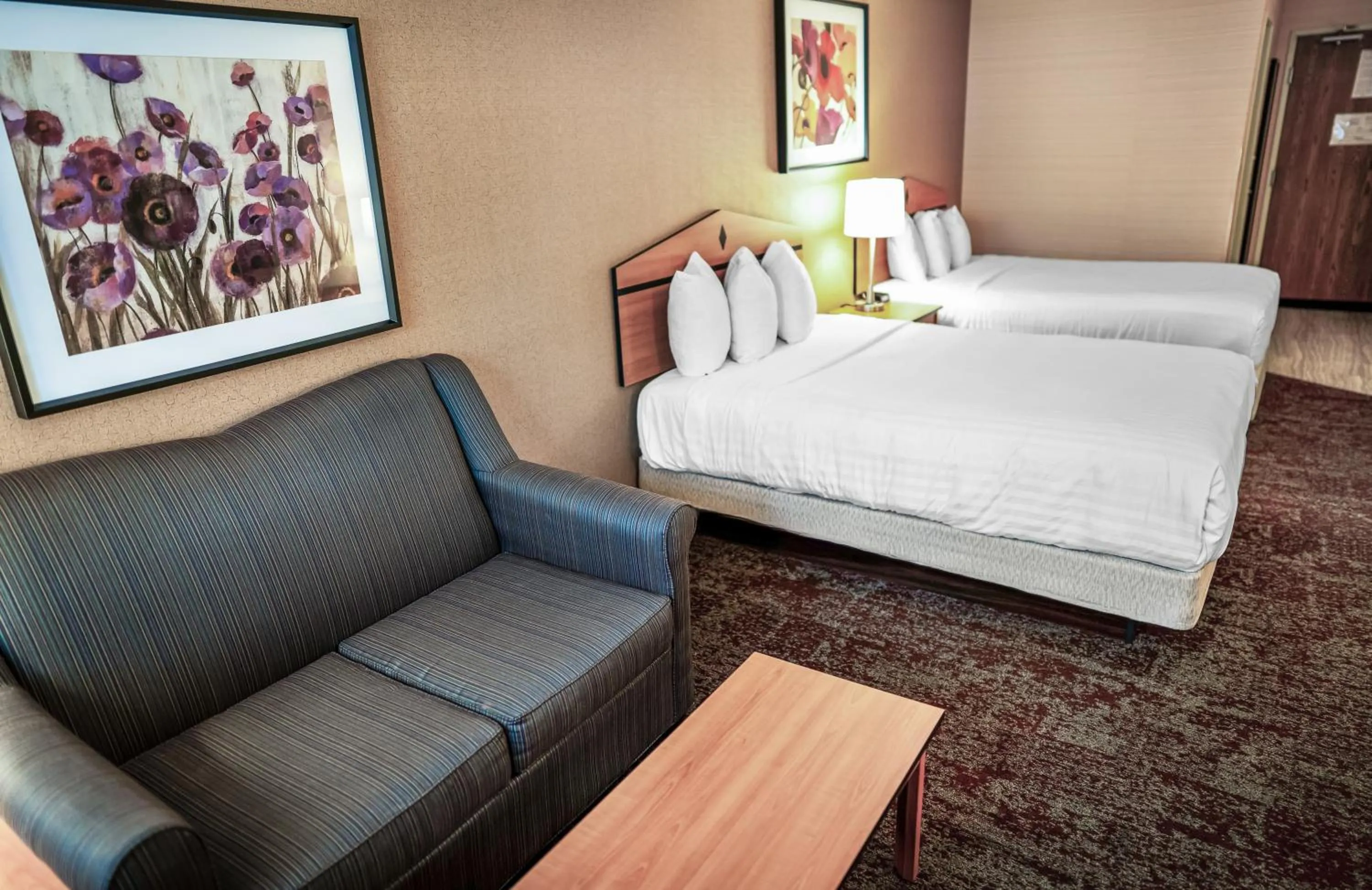 Seating area, Bed in Crystal Inn Hotel & Suites - Midvalley