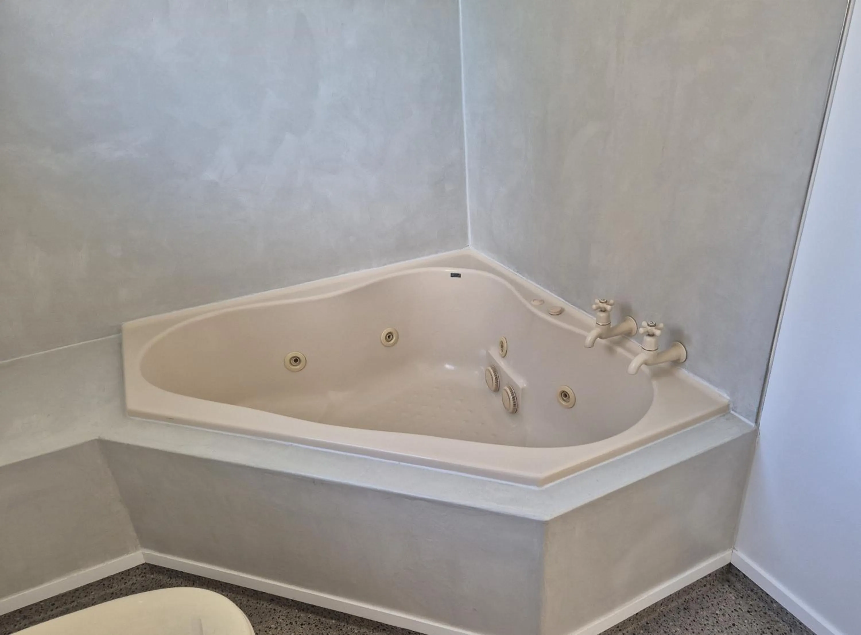 Hot Tub in Alexis Motor Lodge