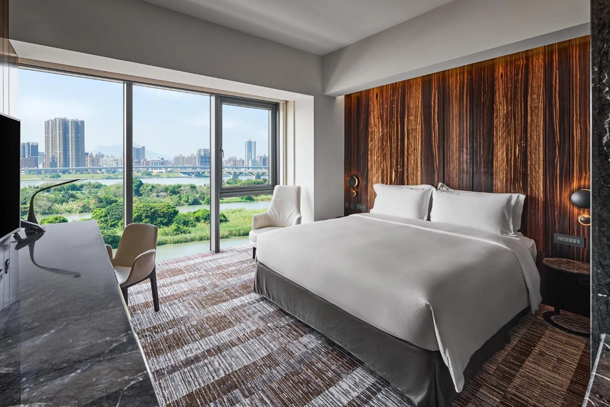 Bed in Suz & Catorze Taipei, a Tribute Portfolio Hotel