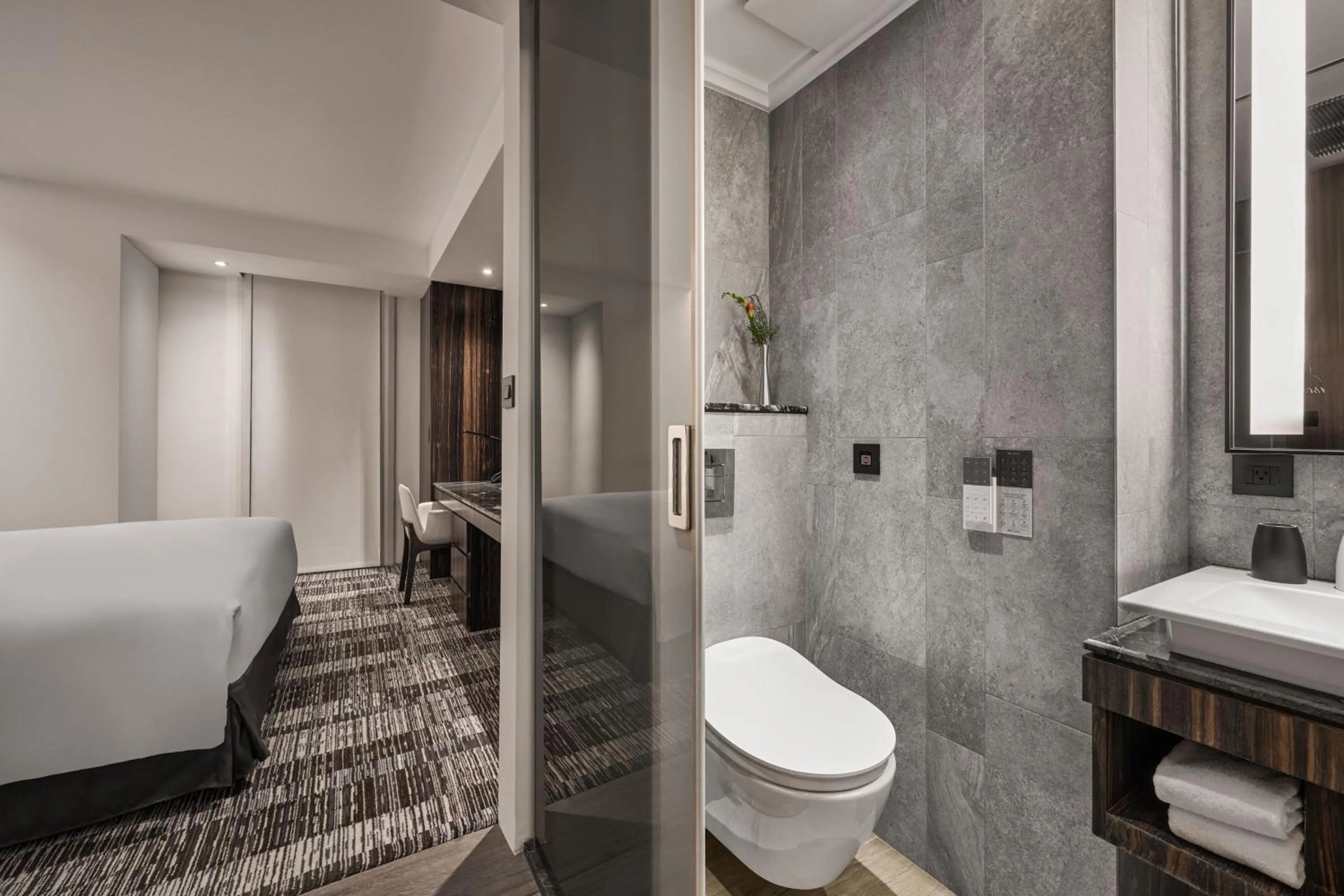 Bathroom, Bed in Suz & Catorze Taipei, a Tribute Portfolio Hotel