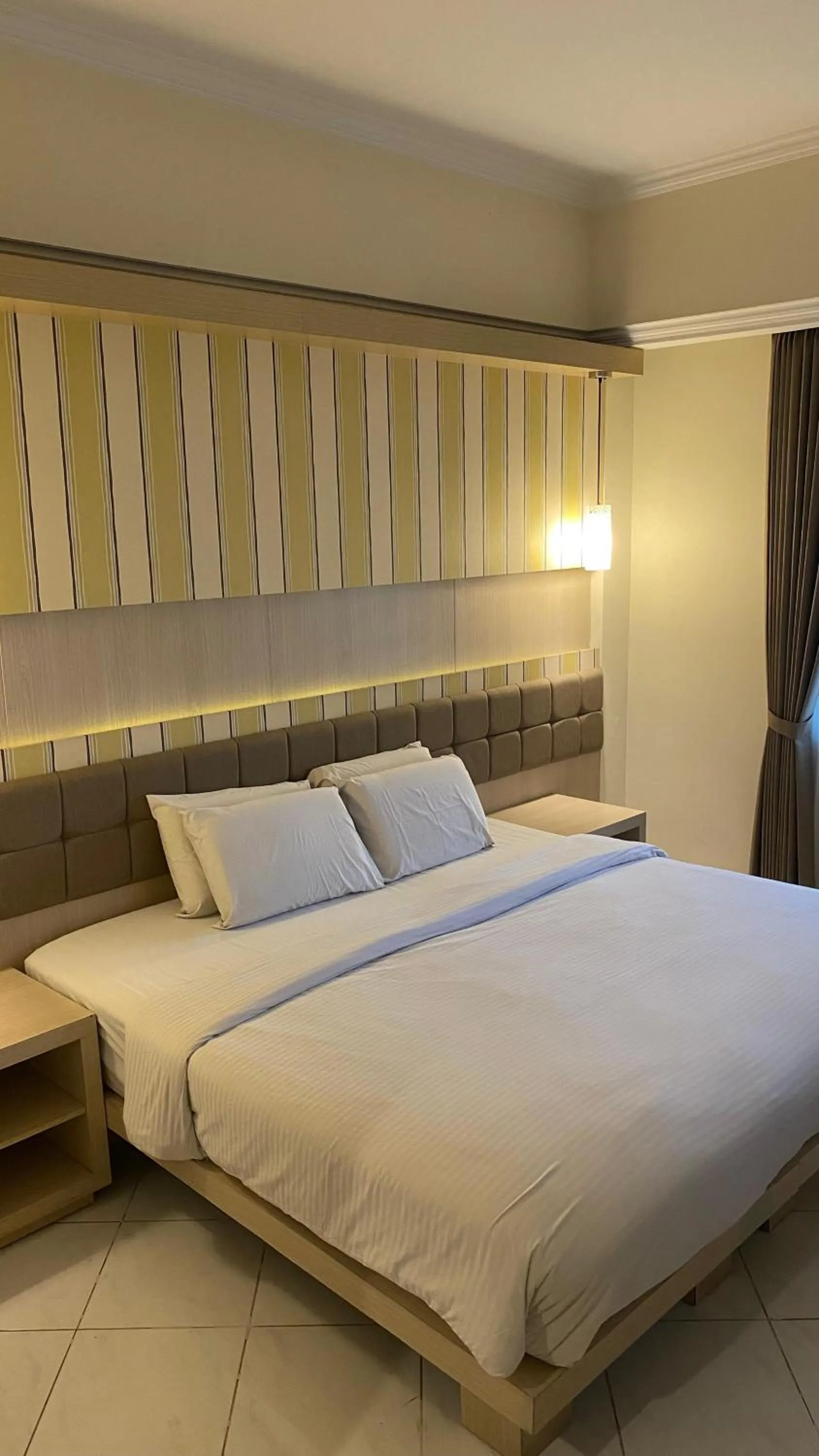 Bed in Royal Hotel and Villa Batu