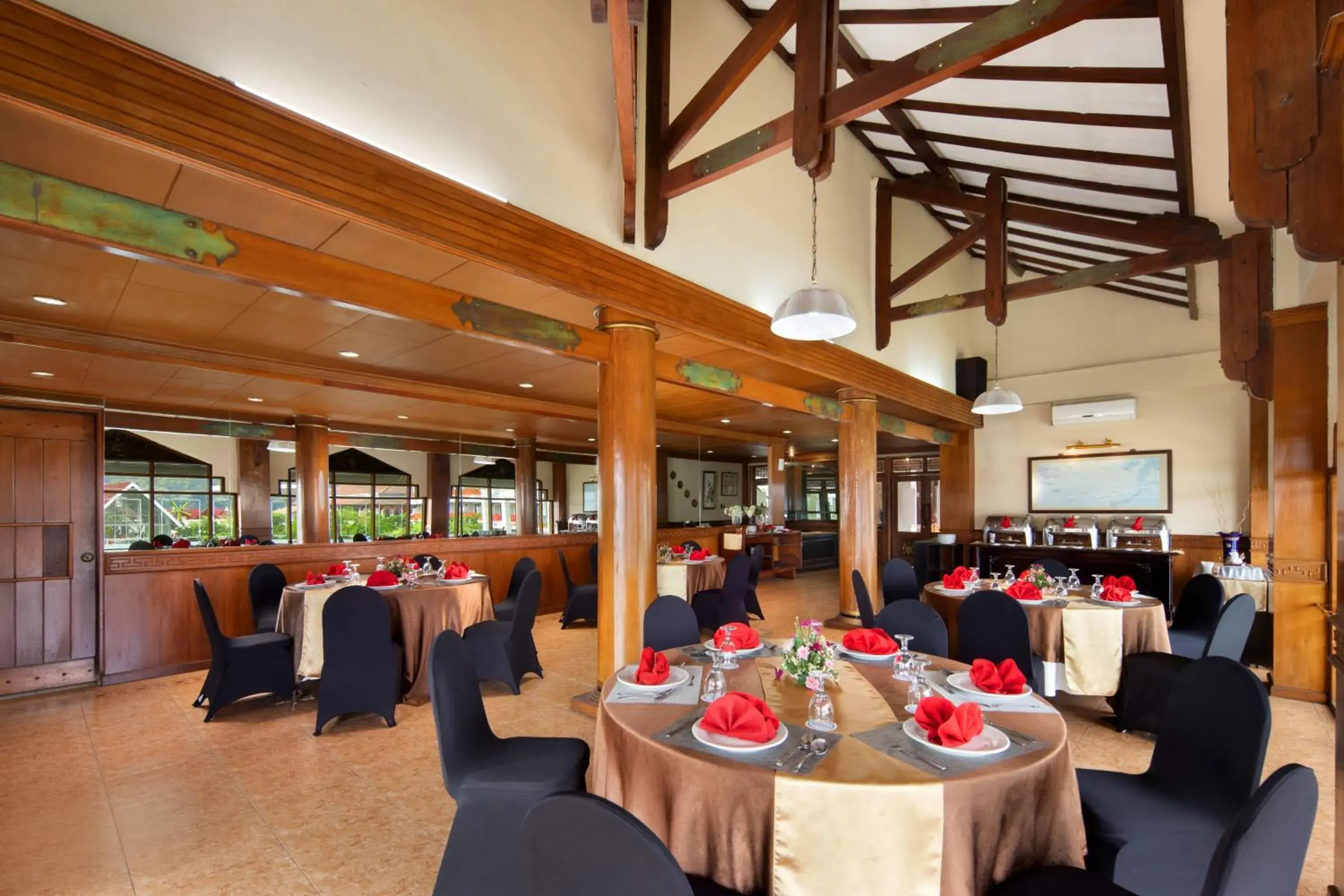Restaurant/places to eat in Royal Hotel and Villa Batu Restaurant/places to eat in Royal Hotel and Villa Batu