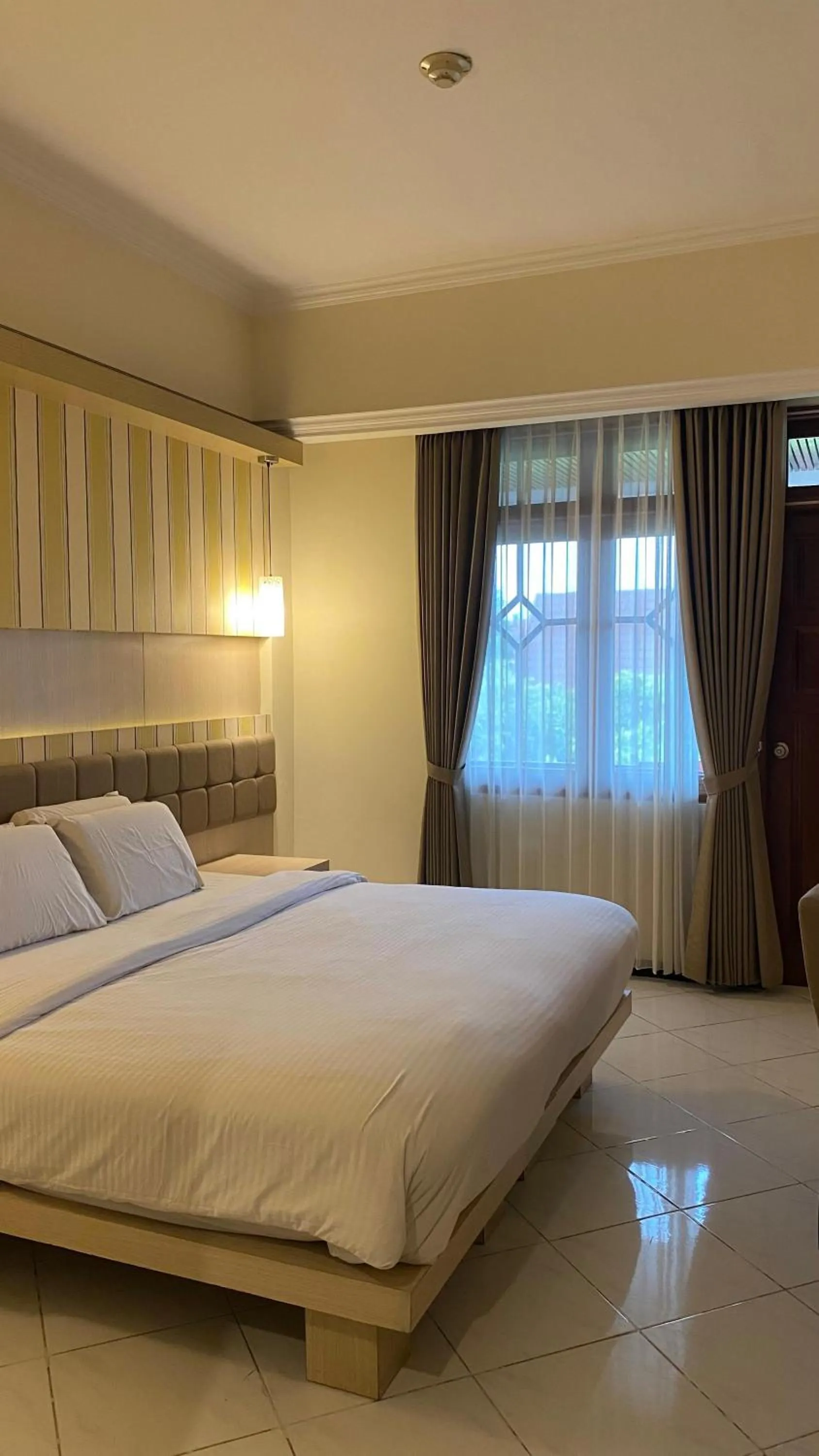 Bed in Royal Hotel and Villa Batu