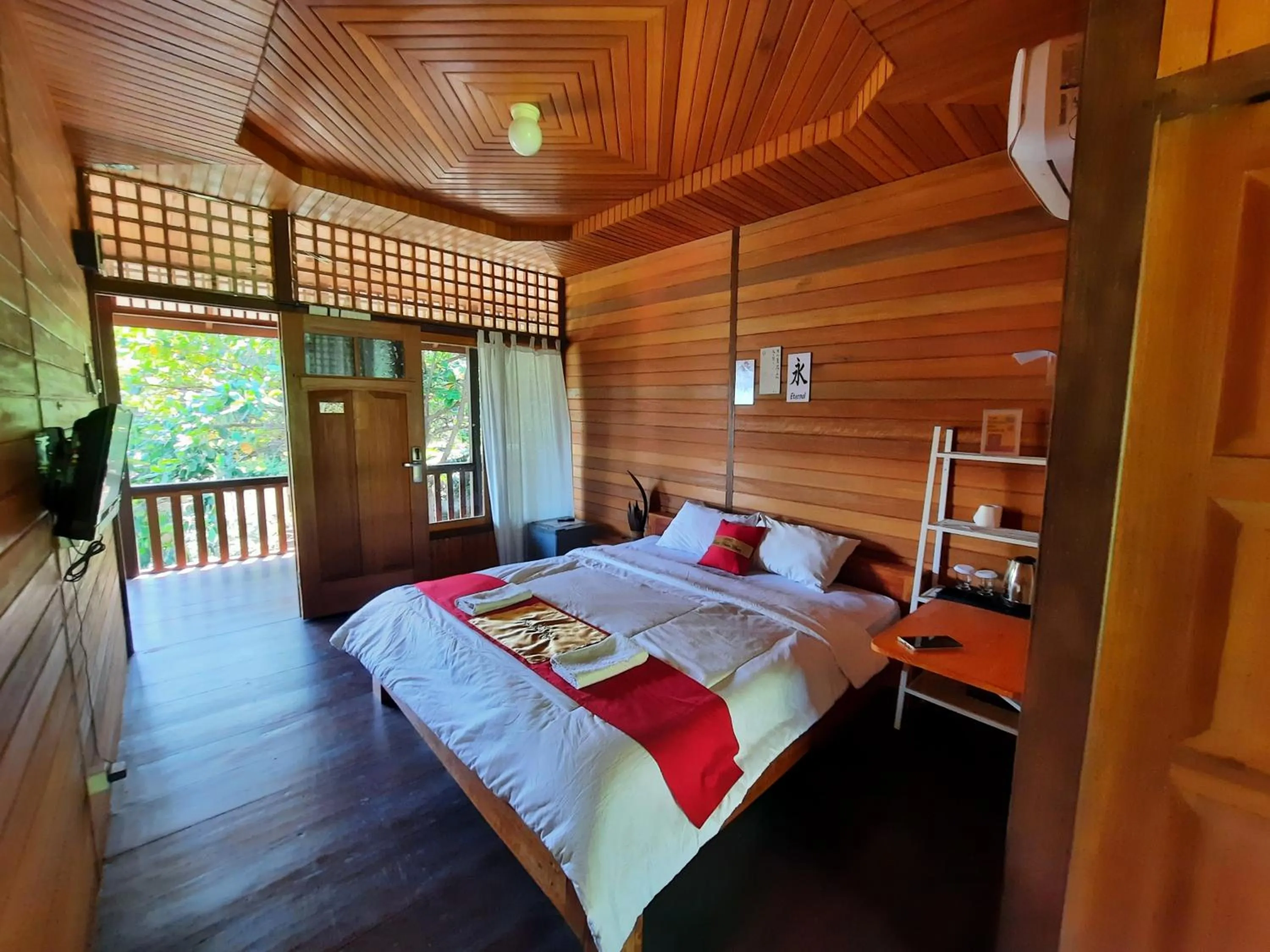 Bed in HOTEL BESAR BULAN BARU - Senggigi