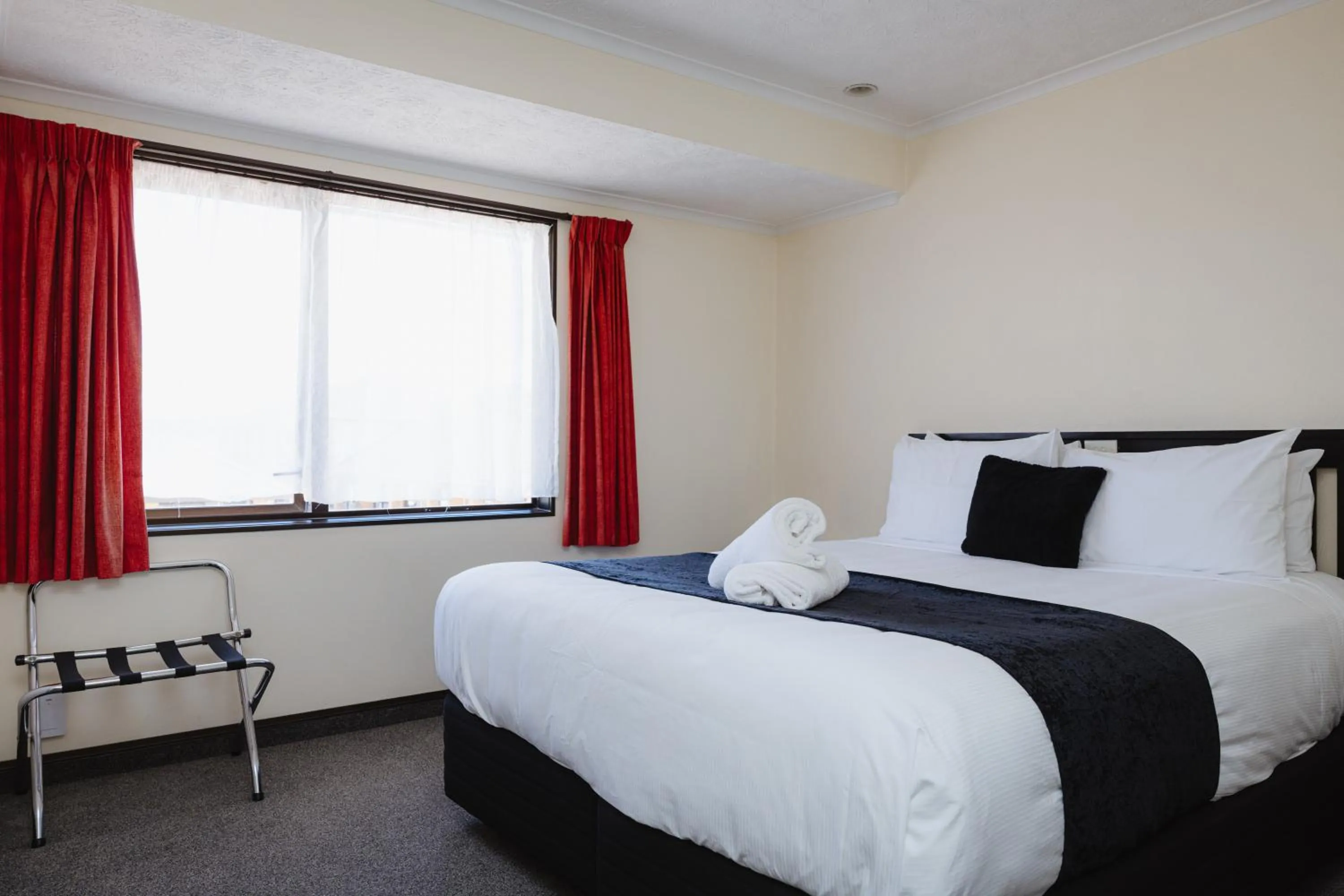 Bed in Palm City Motor Inn