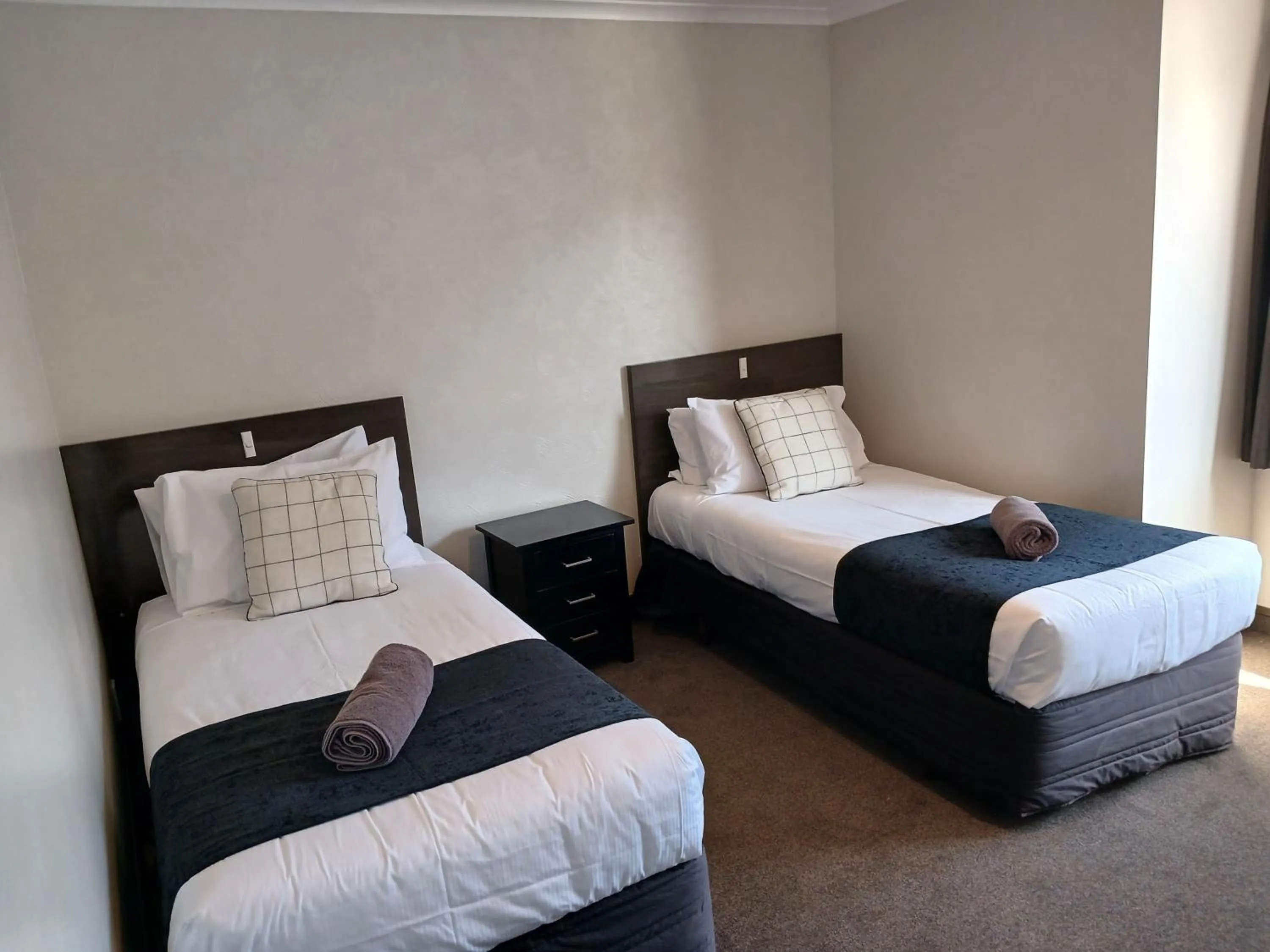 Bed in Palm City Motor Inn