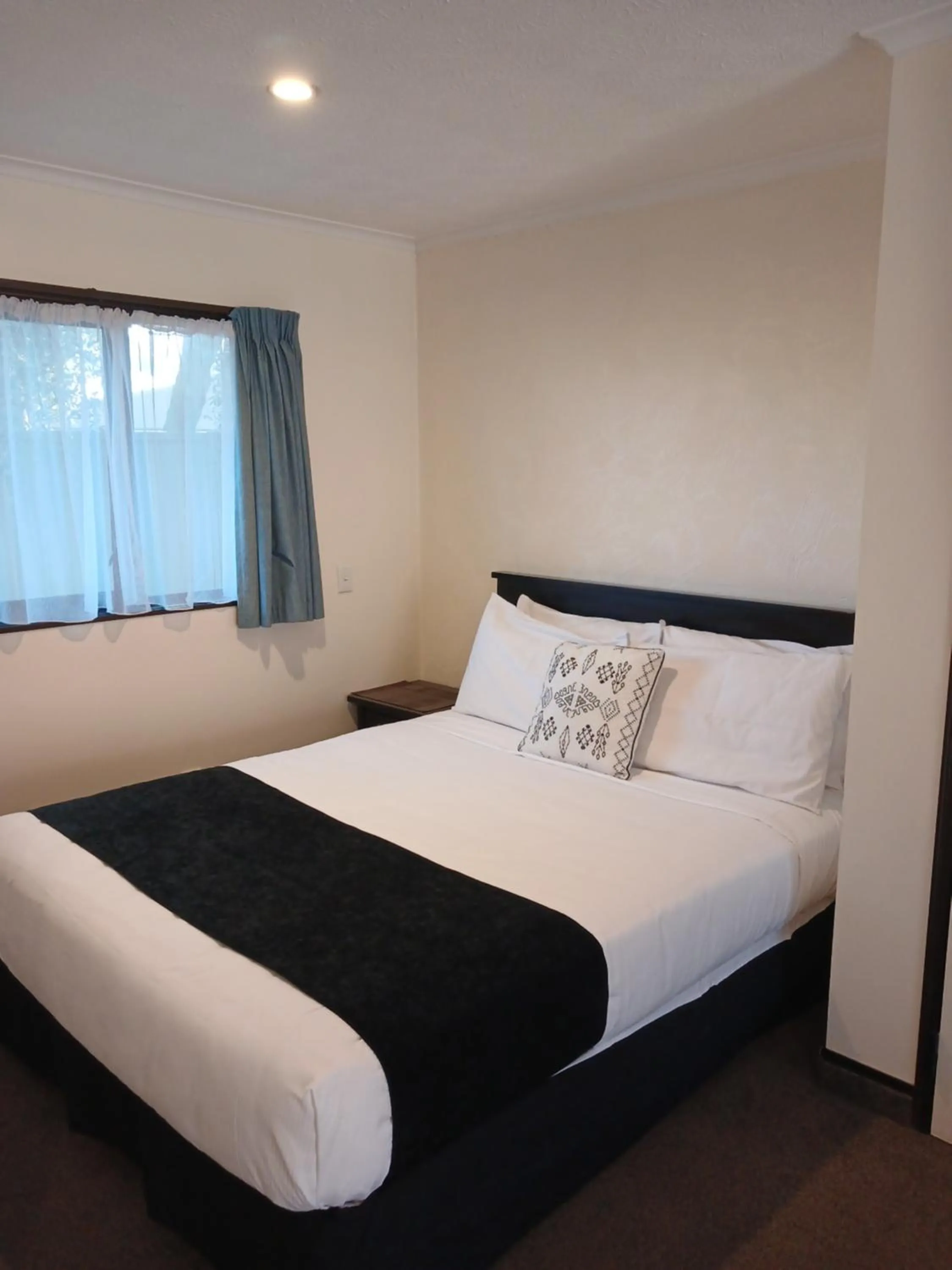 Bed in Palm City Motor Inn